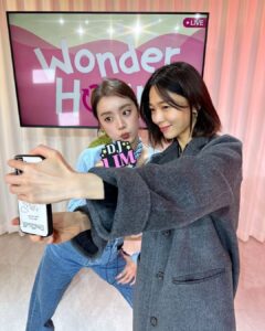 Woo Hye-rim Instagram - 셀카 찍겠다는 열정😎 Wonder Hours with @sunye.m @kbsonefineday 💕 Thanks for tuning in!!📻❤️ #wonderhourswithhyerim #wonderhours #kbsworldradio #라디오