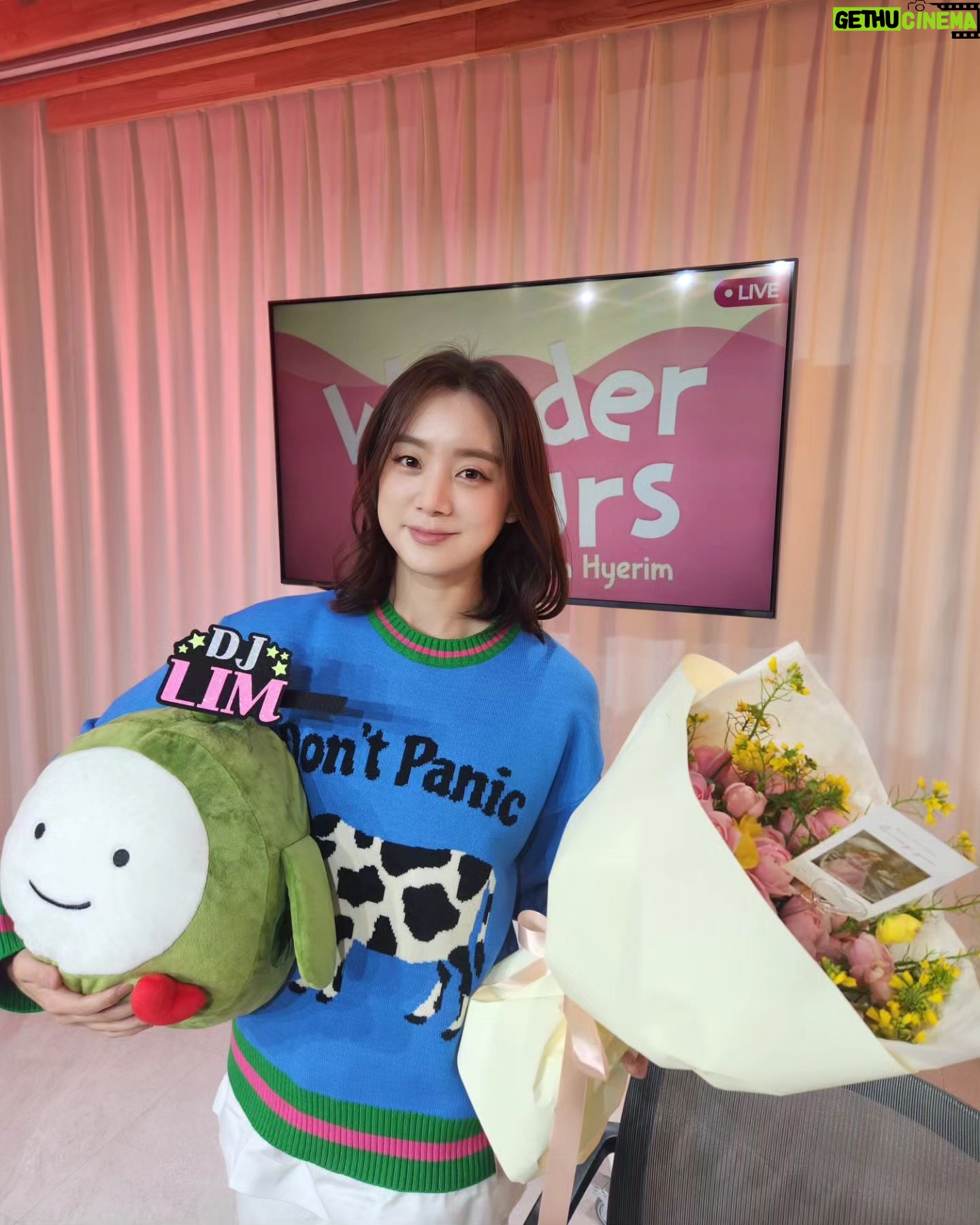 Woo Hye-rim Instagram - 라디오 DJ 데뷔❣️🙏🥳 첫 방송 잘 끝났습니다! 라디오팀 @kbsonefineday 그리고 청취자분들 그리고 첫번째 게스트 @aboutjulian 감사합니다!! 깜짝 선물도 정말정말 감사합니다 @waveenter @wgworldcafe 😭😭😭 초심 잃지 않고 열심히 재밌게 잘 하겠습니다~~🙆♀️ 💖💗💕🎉💛✨️🙏