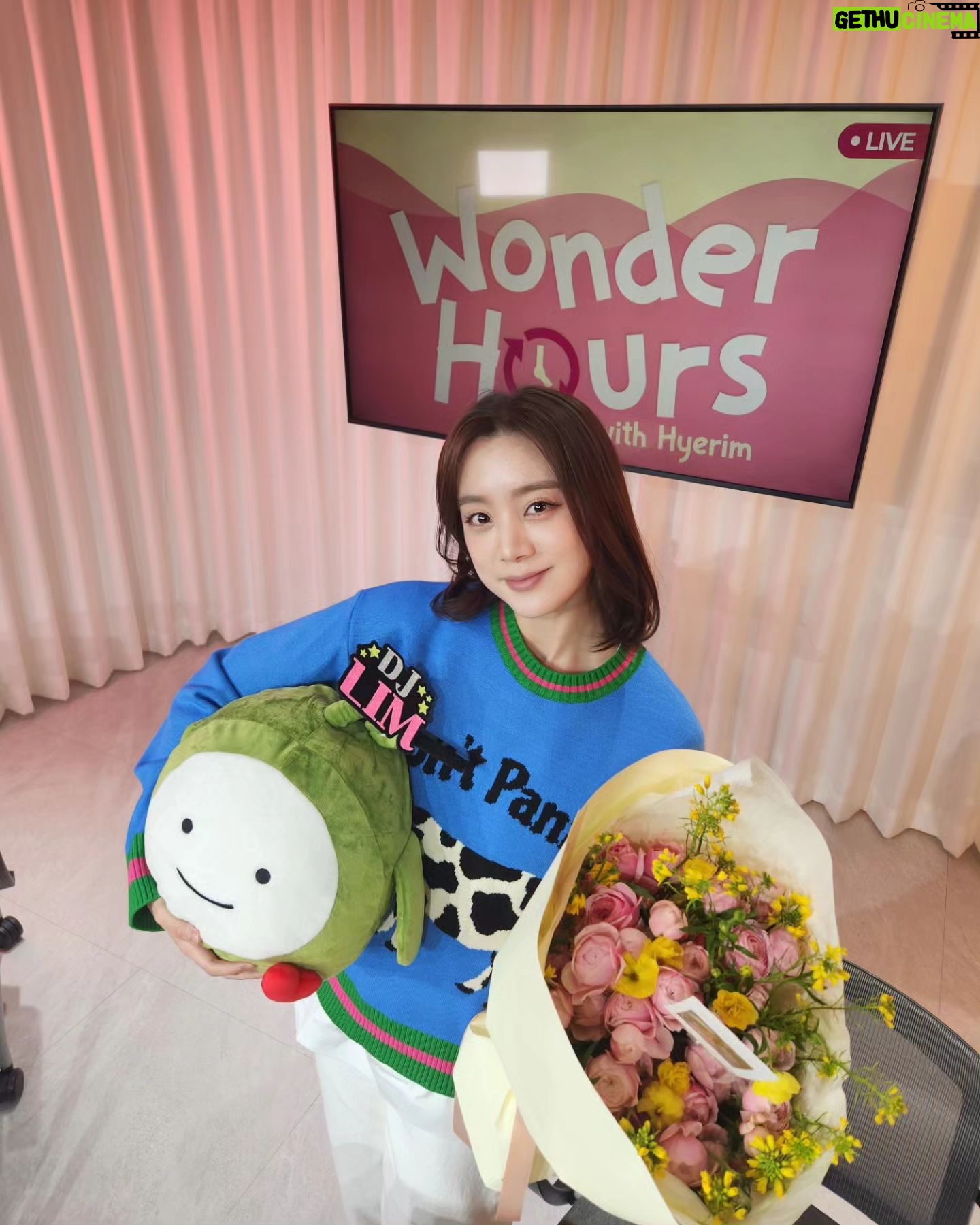 Woo Hye-rim Instagram - 라디오 DJ 데뷔❣️🙏🥳 첫 방송 잘 끝났습니다! 라디오팀 @kbsonefineday 그리고 청취자분들 그리고 첫번째 게스트 @aboutjulian 감사합니다!! 깜짝 선물도 정말정말 감사합니다 @waveenter @wgworldcafe 😭😭😭 초심 잃지 않고 열심히 재밌게 잘 하겠습니다~~🙆♀️ 💖💗💕🎉💛✨️🙏