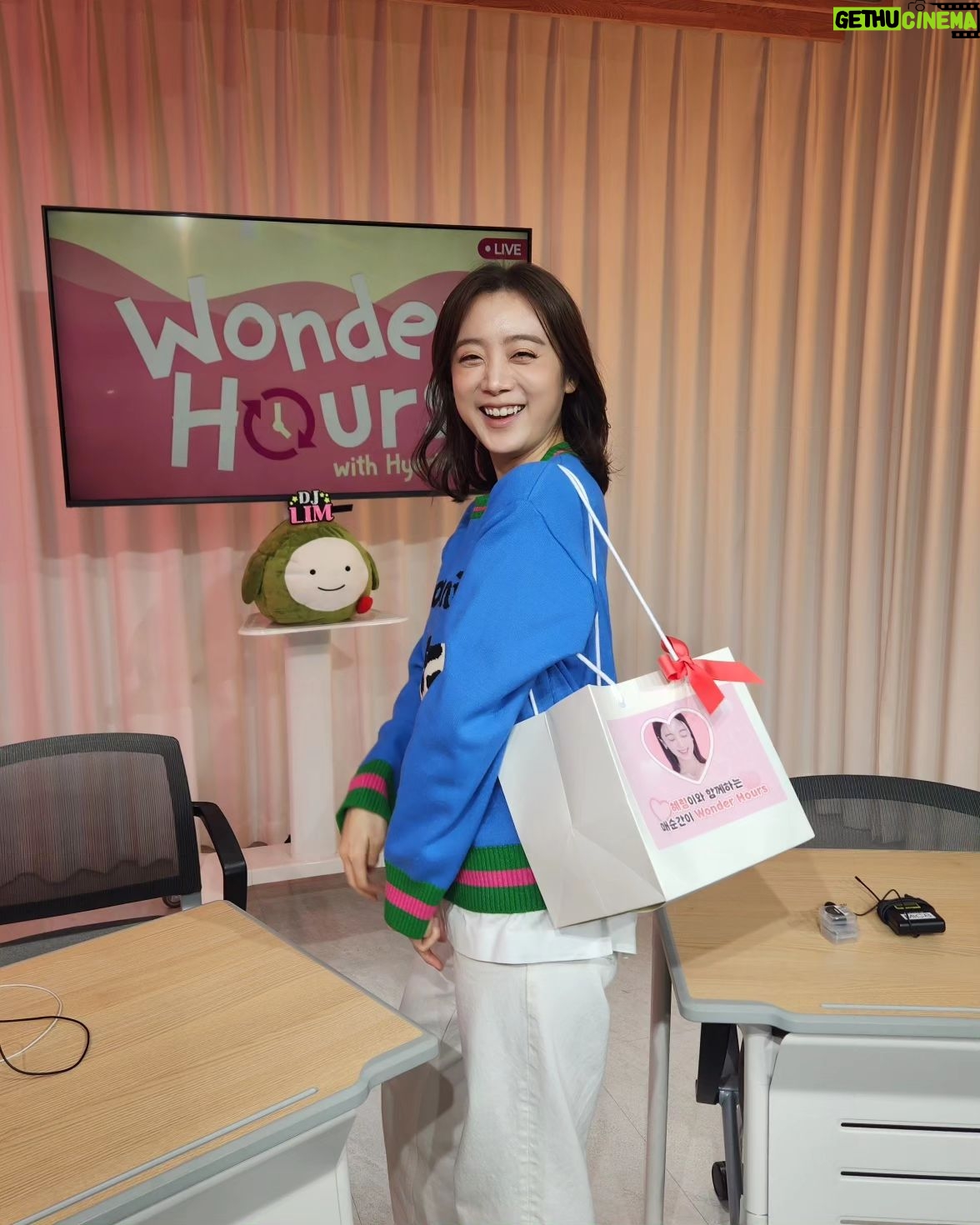 Woo Hye-rim Instagram - 라디오 DJ 데뷔❣️🙏🥳 첫 방송 잘 끝났습니다! 라디오팀 @kbsonefineday 그리고 청취자분들 그리고 첫번째 게스트 @aboutjulian 감사합니다!! 깜짝 선물도 정말정말 감사합니다 @waveenter @wgworldcafe 😭😭😭 초심 잃지 않고 열심히 재밌게 잘 하겠습니다~~🙆♀️ 💖💗💕🎉💛✨️🙏