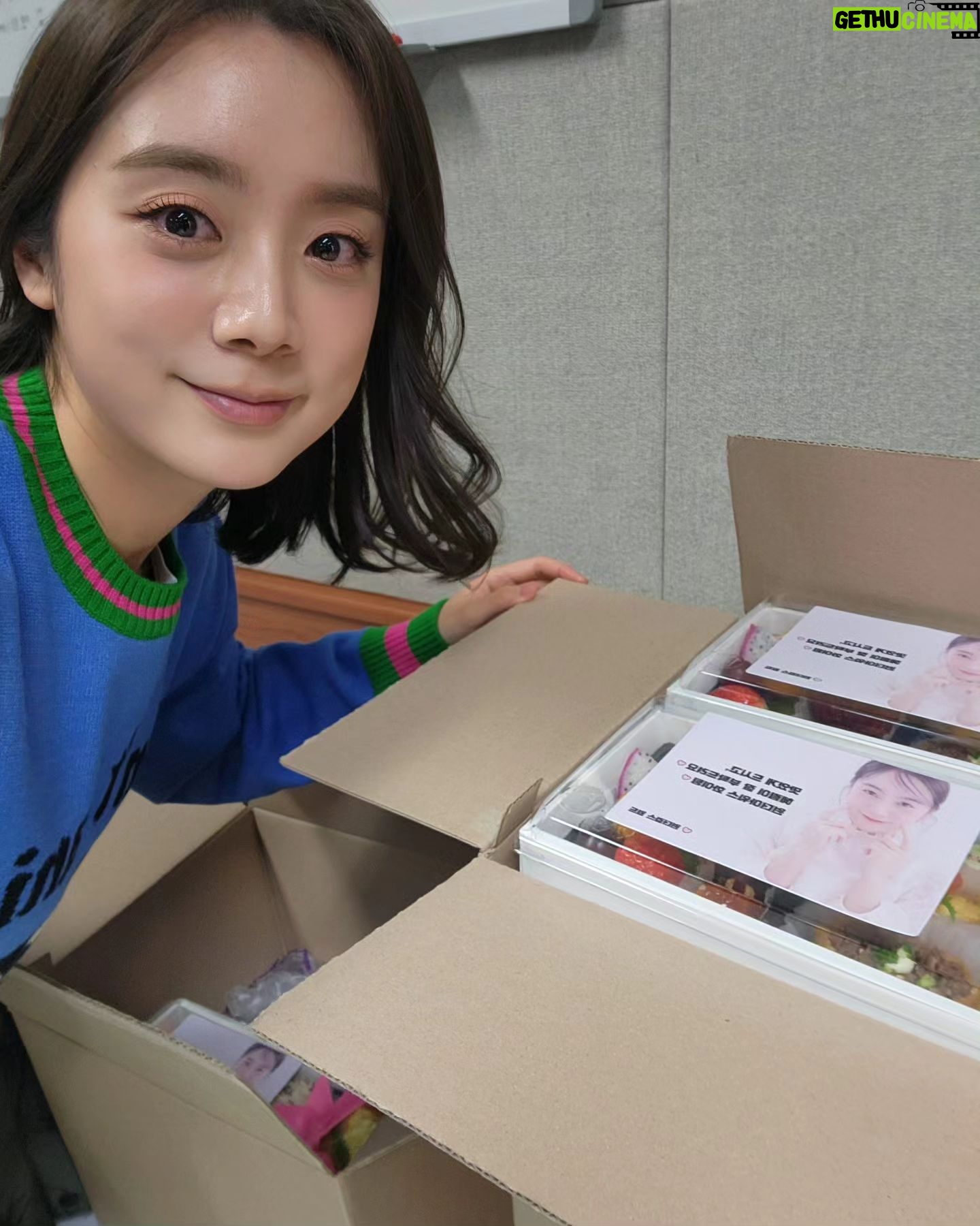 Woo Hye-rim Instagram - 라디오 DJ 데뷔❣️🙏🥳 첫 방송 잘 끝났습니다! 라디오팀 @kbsonefineday 그리고 청취자분들 그리고 첫번째 게스트 @aboutjulian 감사합니다!! 깜짝 선물도 정말정말 감사합니다 @waveenter @wgworldcafe 😭😭😭 초심 잃지 않고 열심히 재밌게 잘 하겠습니다~~🙆♀️ 💖💗💕🎉💛✨️🙏