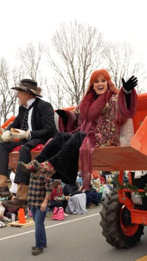 Wynonna Judd Instagram - I LOVE OUR LITTLE TOWN!!!! ❤️🎄

🚜: @kubotausa 
🎥: @hayleyshoots