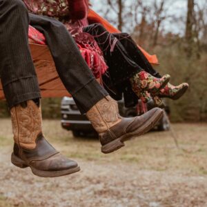 Wynonna Judd Instagram - Leipers Fork: “Hey, want to be the Grand Marshalls of our Christmas Parade?” 🎄
Me: “Can I bring my @kubotausa tractor?” 🚜

📸: @hayleyshoots