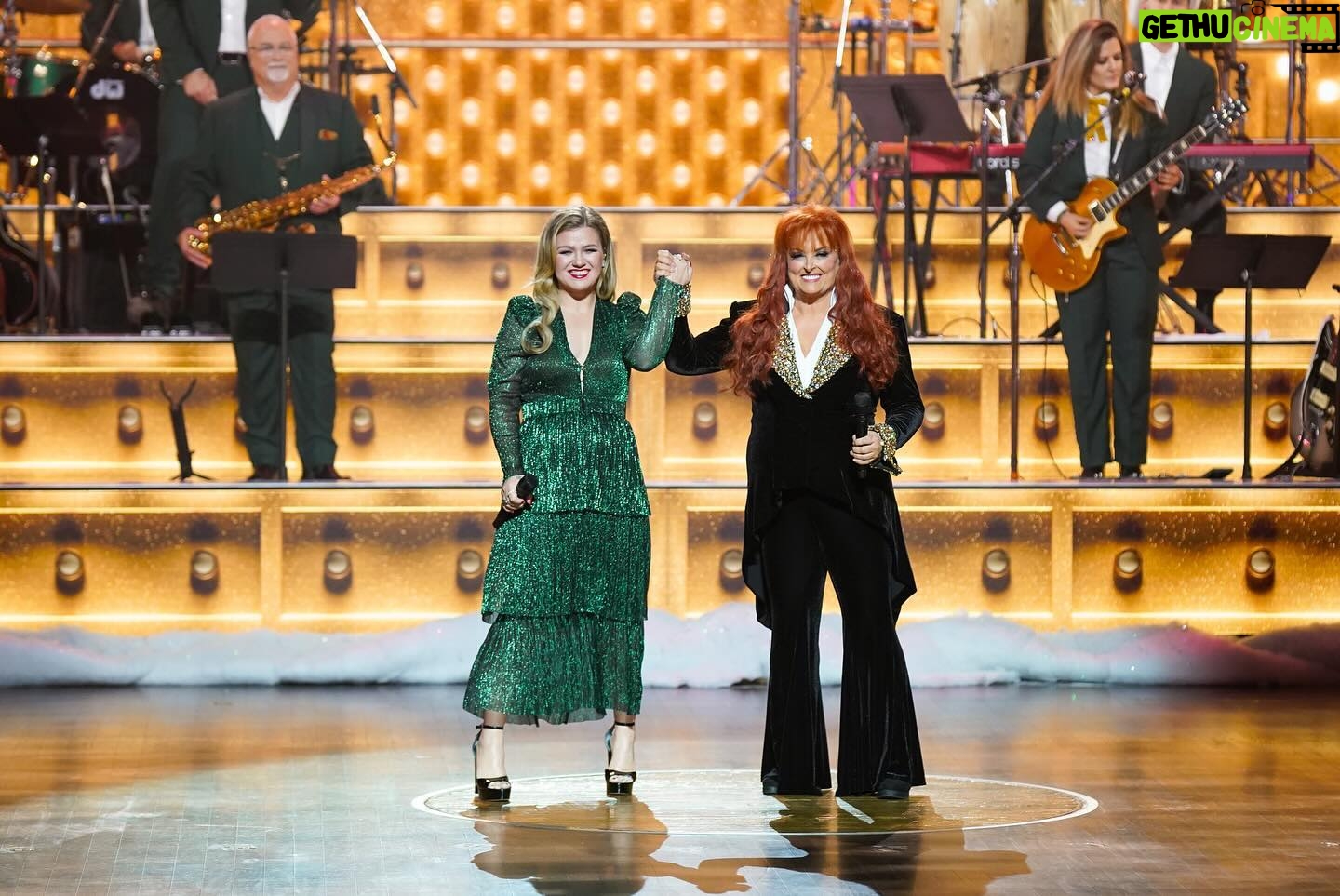 Wynonna Judd Instagram - Don’t miss “Christmas at the Opry” hosted by yours truly! 🤶🏼 I got to sing some of my all-time favorite Christmas songs on my all-time favorite stage. Tune in TOMORROW on @nbc @peacock to join the party. 🎄 (Oh yeah, I got to sing with @kellyclarkson too!) 😍