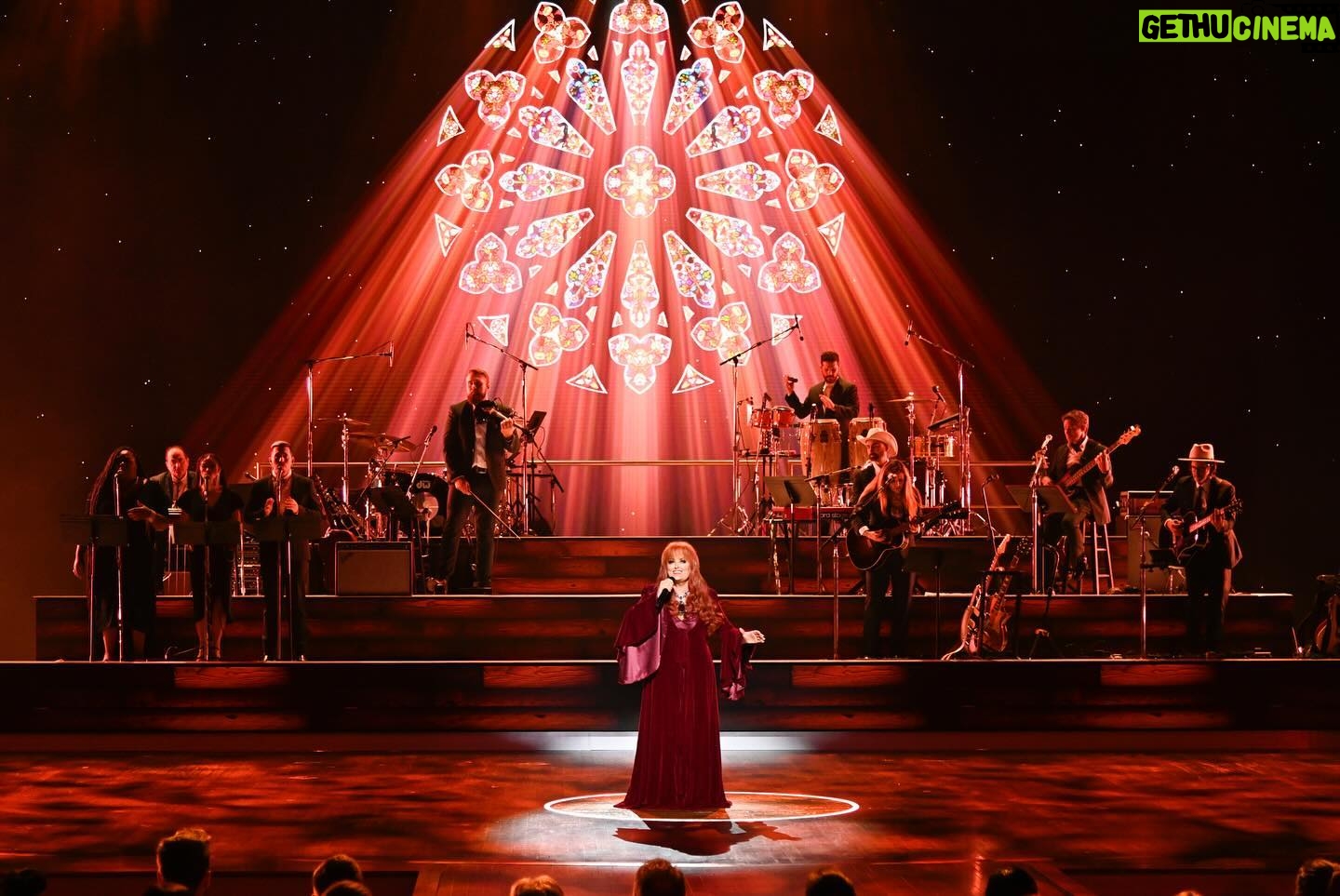 Wynonna Judd Instagram - Don’t miss “Christmas at the Opry” hosted by yours truly! 🤶🏼 I got to sing some of my all-time favorite Christmas songs on my all-time favorite stage. Tune in TOMORROW on @nbc @peacock to join the party. 🎄 (Oh yeah, I got to sing with @kellyclarkson too!) 😍