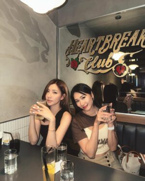 Xenia Chong Instagram - ❤️❤️❤️
在台灣慢活了幾天
吃了很多好吃的
見了我的好朋友雪子😘
跟杜生慶祝了生日
今天可是正日啊🥳
杜生～生日快樂🎂🫶🏻
還要謝謝一直照顧我的Miyo仔😘
水潤我雙眼的隱形眼鏡👁️👁️ @clmallhk
#clmallhk #xeniachong 
#hkig #hkactor
#followme #莊韻澄 
#loveisintheair