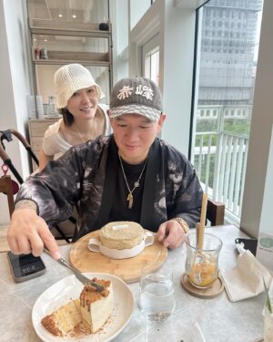 Xenia Chong Instagram - ❤️❤️❤️
在台灣慢活了幾天
吃了很多好吃的
見了我的好朋友雪子😘
跟杜生慶祝了生日
今天可是正日啊🥳
杜生～生日快樂🎂🫶🏻
還要謝謝一直照顧我的Miyo仔😘
水潤我雙眼的隱形眼鏡👁️👁️ @clmallhk
#clmallhk #xeniachong 
#hkig #hkactor
#followme #莊韻澄 
#loveisintheair