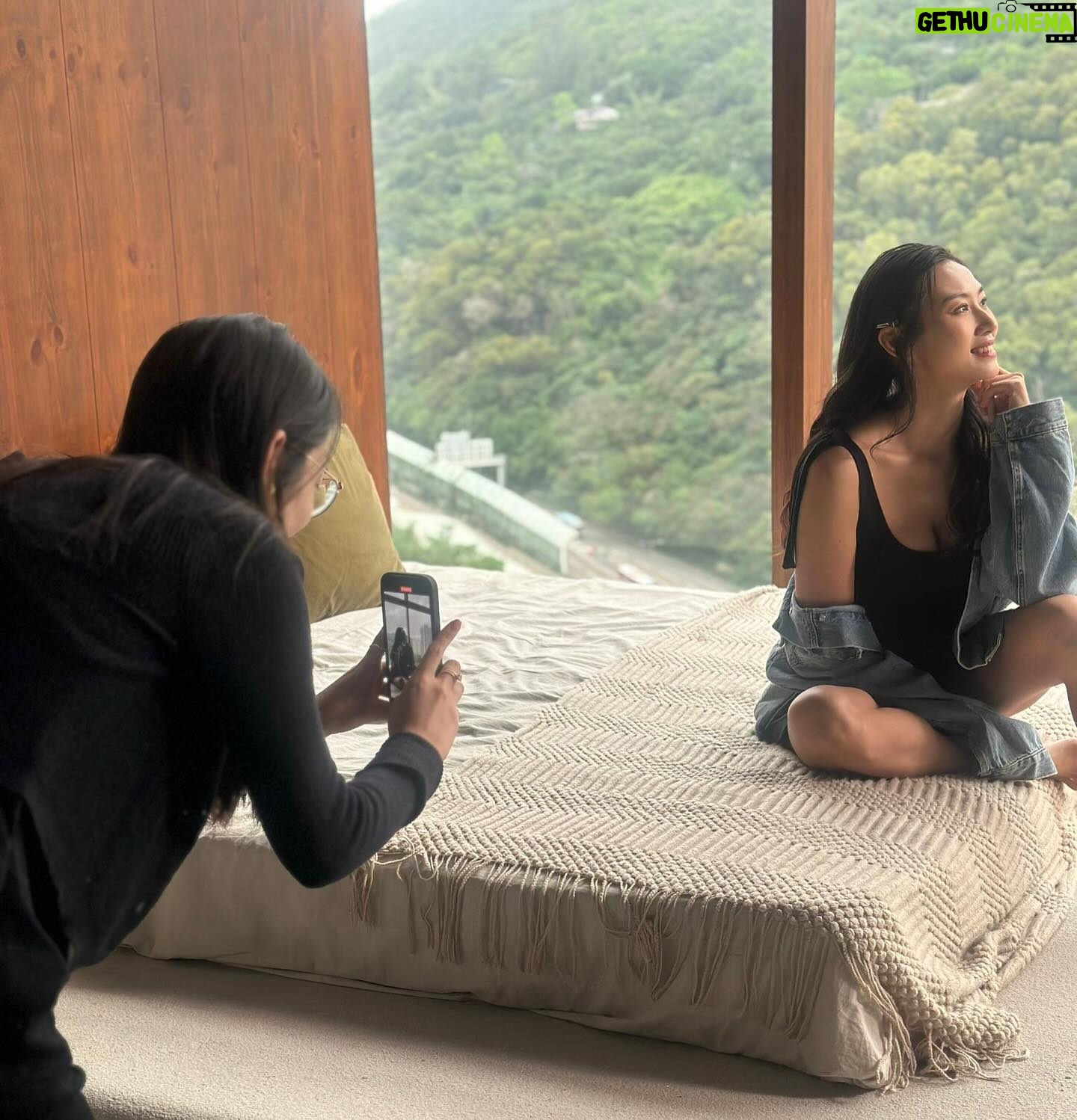 Xenia Chong Instagram - 🖤🖤🖤 工作時別人電話中的我🫶🏻 這些都是原圖沒有後期加工 背光的我有點黑 期待攝影師的照片 辛苦及謝謝大家🙏🏻❤️ 也感謝工作中有 @clmallhk 嘅contact lens 陪伴令我眼睛炯炯有神 #xeniachong #clmall #clmallhk #hkig #hkactor #followme #莊韻澄 #loveisintheair