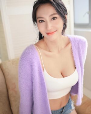 Xenia Chong Instagram - 💜💜💜
I’m not Lazy😌
I am on energy saving mode🔋
📸 @szetosifu 
👁️👁️ @clmallhk 
#xeniachong #clmallhk 
#hkig #hkactor
#followme #莊韻澄 
#loveisintheair