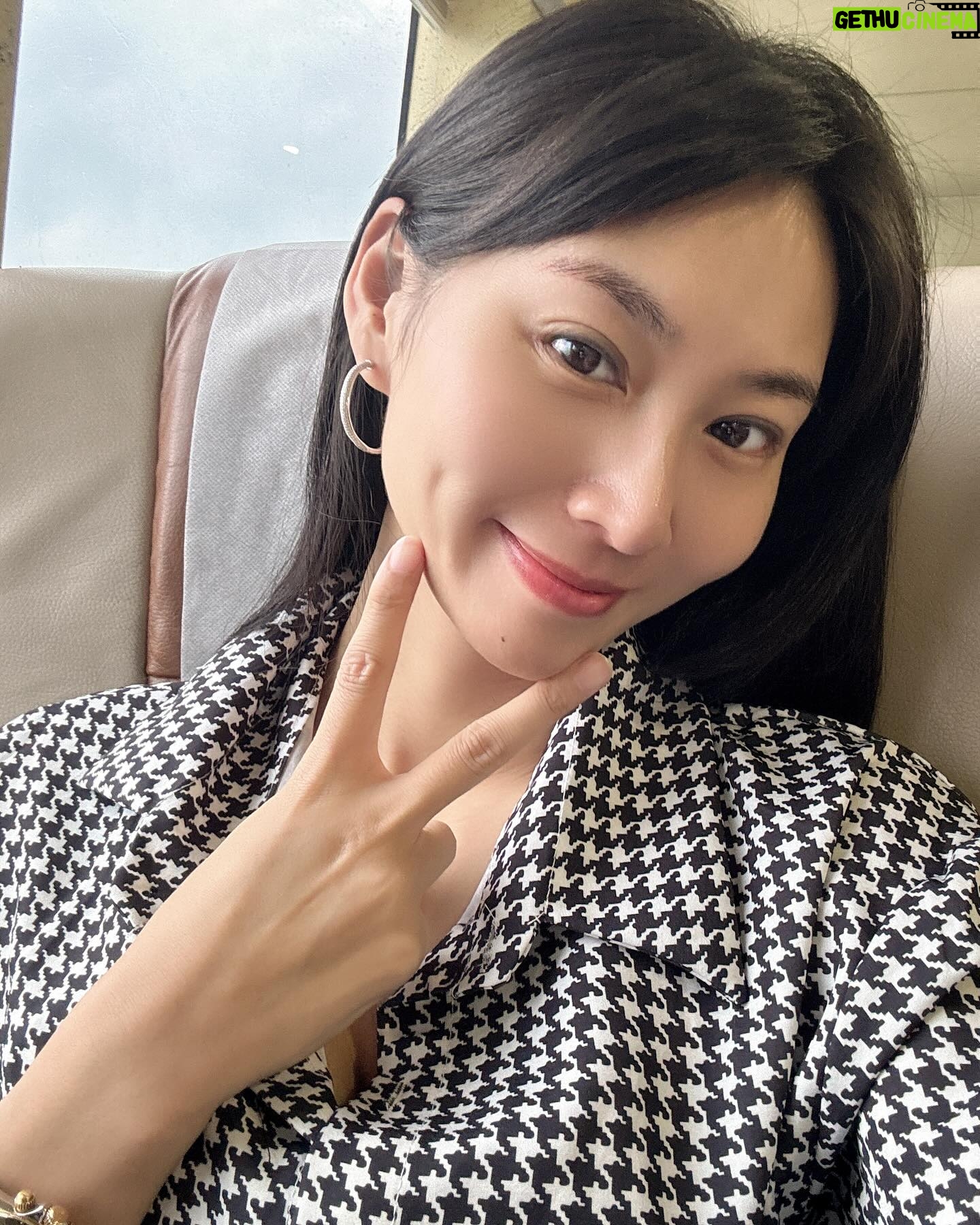 Xenia Chong Instagram - 🖤🖤🖤 前日開始工作了30多個小時 由尋晚12點幾瞓到而家剛剛醒 好似都仲未瞓飽咁🙂↔️ 但算係舒暢嘅😌 #xeniachong #hkig #hkactor #followme #莊韻澄 #loveisintheair
