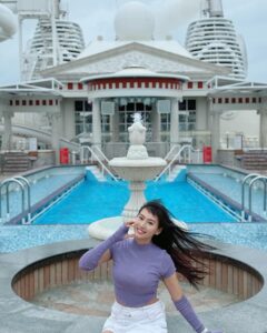 Xenia Chong Instagram - 🚢🚢🚢 乘坐郵輪跟家人朋友過新年別有一番體驗🫶🏻 安全舒適方便不用搬行李🧳 岸上觀光遊覽不同島嶼🏝️ 船上全天候有不同娛樂表演消遣活動🤹🏻‍♀️ 一定要再去再去再去yeah🥳 @resortsworldcruises #龍年郵大運 #名勝世界郵輪 #名勝世界壹號 #resortsworldcruises #resortsworldone #xeniachong #hkig #hkactor #followme #莊韻澄 #loveisintheair