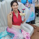 Xenia Chong Instagram – 💖💖💖
今日化身貓同魚去玩
扮忌廉哥去睇檔又扮吓美人魚咁啦🧜🏻‍♀️
呵呵😌 想嚟玩就留意返👇🏻
日期：5月25至26日
時間：下午1時 – 晚上8時
地點：灣仔海濱活動空間 
(灣仔鴻興道3號，鄰近灣仔碼頭)
🆓免費入場
@dr.metrics @petsgoalxcreambro 
@hktlmall @mermaid_op @heilyma 
#NMN #supplement #貓狗NMN
#人寵共融 #drmetrics #drmetricsnmn 
#忌廉哥 #忌廉哥罐罐