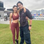 Xenia Chong Instagram – 🤪🤪🤪
霍哥成日搭人膊頭今日仲唔輪到我🫳🏻
聞說最近興起貓系女友
一隻手可以托兩個嗎🫴🏻
小貓咪可以放上膊頭街街了
重點來了👇🏻
Coffee sweat 可能係我著過最好嘅active wear🧘🏻‍♀️
#coffeesweat #xeniachong 
#hkig #hkactor
#followme #莊韻澄 
#loveisintheair
