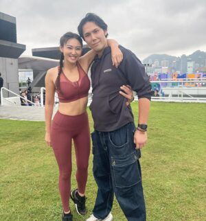 Xenia Chong Instagram - 🤪🤪🤪
霍哥成日搭人膊頭今日仲唔輪到我🫳🏻
聞說最近興起貓系女友
一隻手可以托兩個嗎🫴🏻
小貓咪可以放上膊頭街街了
重點來了👇🏻
Coffee sweat 可能係我著過最好嘅active wear🧘🏻‍♀️
#coffeesweat #xeniachong 
#hkig #hkactor
#followme #莊韻澄 
#loveisintheair