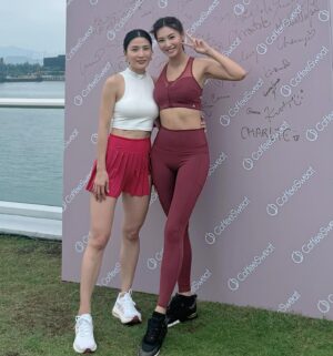 Xenia Chong Instagram - 🤪🤪🤪
霍哥成日搭人膊頭今日仲唔輪到我🫳🏻
聞說最近興起貓系女友
一隻手可以托兩個嗎🫴🏻
小貓咪可以放上膊頭街街了
重點來了👇🏻
Coffee sweat 可能係我著過最好嘅active wear🧘🏻‍♀️
#coffeesweat #xeniachong 
#hkig #hkactor
#followme #莊韻澄 
#loveisintheair