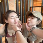 Xenia Chong Instagram – 🤪🤪🤪
霍哥成日搭人膊頭今日仲唔輪到我🫳🏻
聞說最近興起貓系女友
一隻手可以托兩個嗎🫴🏻
小貓咪可以放上膊頭街街了
重點來了👇🏻
Coffee sweat 可能係我著過最好嘅active wear🧘🏻‍♀️
#coffeesweat #xeniachong 
#hkig #hkactor
#followme #莊韻澄 
#loveisintheair