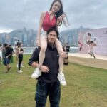 Xenia Chong Instagram – 🤪🤪🤪
霍哥成日搭人膊頭今日仲唔輪到我🫳🏻
聞說最近興起貓系女友
一隻手可以托兩個嗎🫴🏻
小貓咪可以放上膊頭街街了
重點來了👇🏻
Coffee sweat 可能係我著過最好嘅active wear🧘🏻‍♀️
#coffeesweat #xeniachong 
#hkig #hkactor
#followme #莊韻澄 
#loveisintheair