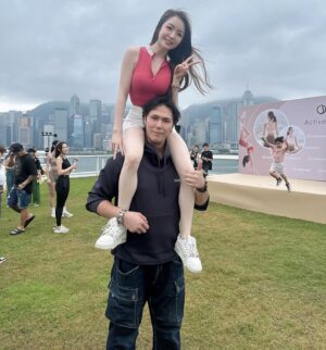 Xenia Chong Instagram - 🤪🤪🤪
霍哥成日搭人膊頭今日仲唔輪到我🫳🏻
聞說最近興起貓系女友
一隻手可以托兩個嗎🫴🏻
小貓咪可以放上膊頭街街了
重點來了👇🏻
Coffee sweat 可能係我著過最好嘅active wear🧘🏻‍♀️
#coffeesweat #xeniachong 
#hkig #hkactor
#followme #莊韻澄 
#loveisintheair