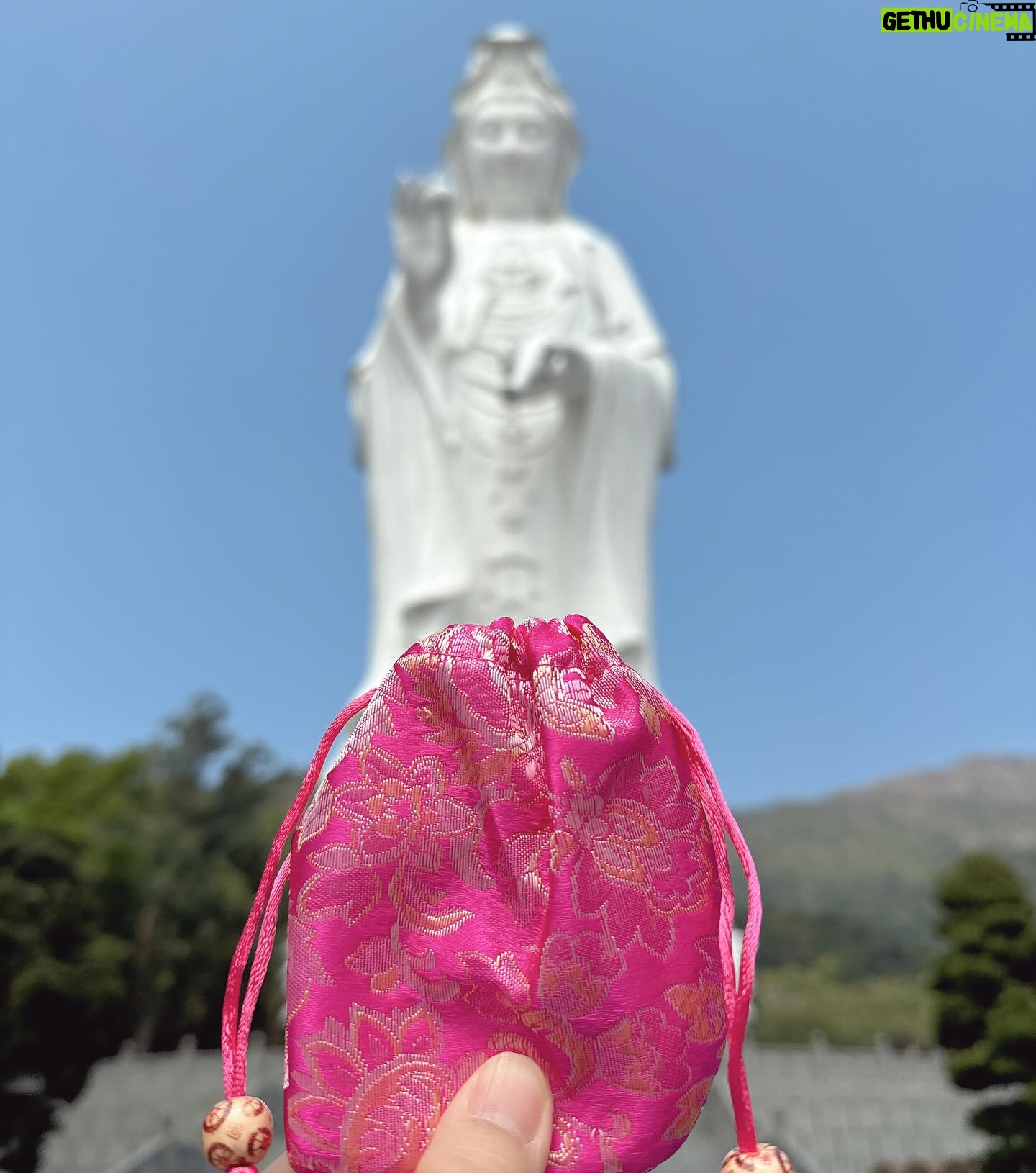 Xenia Chong Instagram - 🐲🐲🐲 大年初一 龍年吉祥 一如既往我會在慈山寺 為大家服務🙏🏻🫶🏻 願大家平安喜樂健康🧧 #龍年行大運 #吉祥 #xeniachong #hkig #hkactor #followme #莊韻澄 #loveisintheair