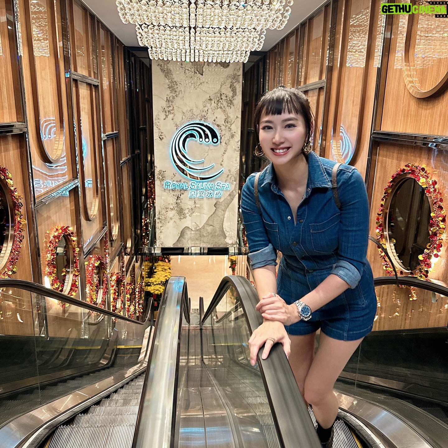 Xenia Chong Instagram - 💆🏻♀️💆🏻♀️💆🏻♀️ 臨近歲末一定要找個好地方 把一切疲勞放下洗滌心靈 由頭到腳好好放鬆 讓自己身心舒暢迎接新一年 心態好身體好 那龍年就會非常好 @royalsauna_hk @royalsaunaspahk #皇室水療 #RoyalSaunaSpa #按摩 #SPA #水療 #xeniachong #hkig #hkactor #followme #莊韻澄 #loveisintheair