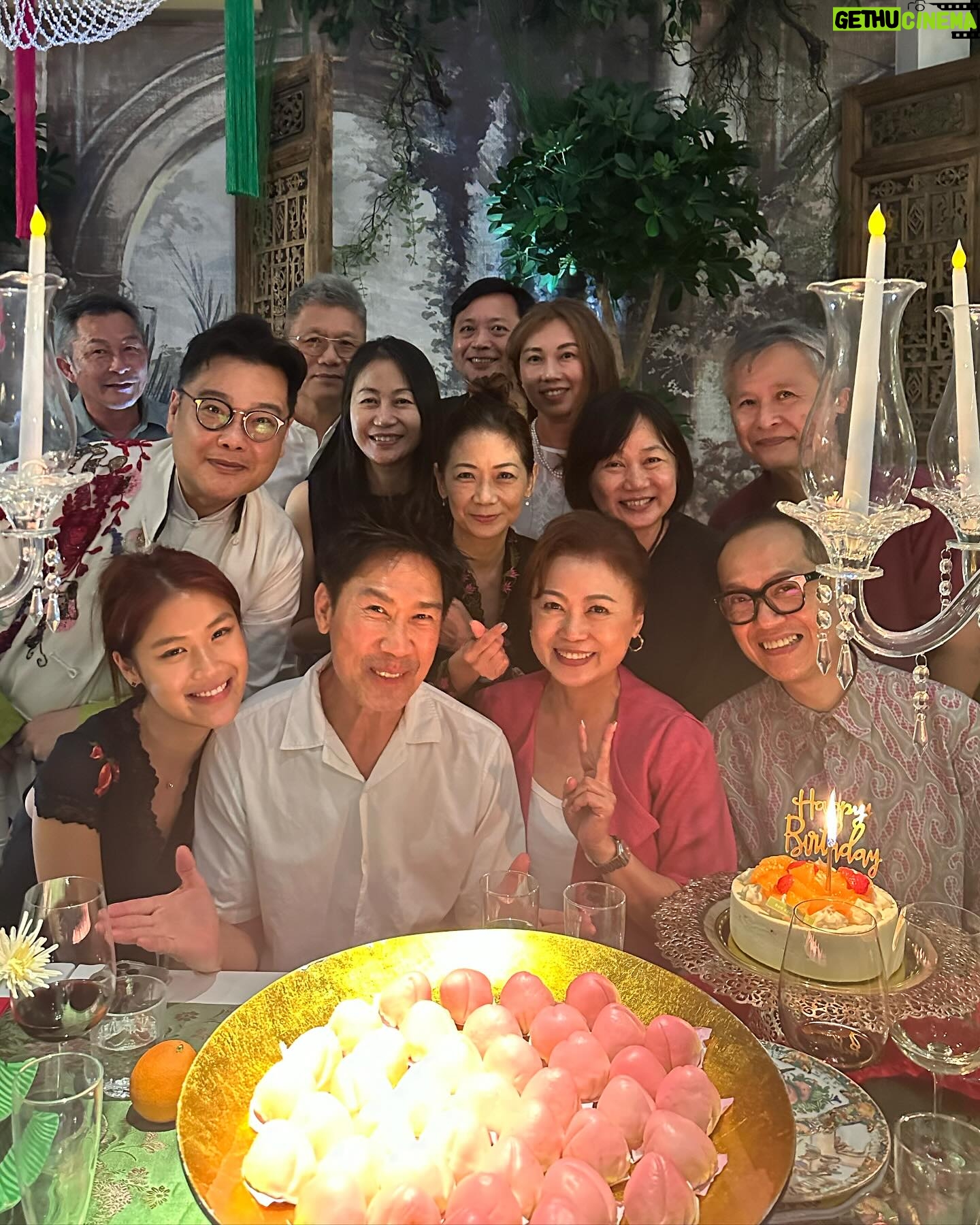 Xiang Yun - 1.9K Likes - 很开心的一个夜晚,与弟妹们一起为之财庆祝生日。
谢谢 @littlesocialsg Dennes 和 Danial为我们精心准备的各种精致娘惹菜色、扣肉包、还有清爽美味的 #捞起魚生 及香郁甜中带咸的#cendol 。。
#娘惹私房盛宴 #色香味俱全 #littlesocialsg