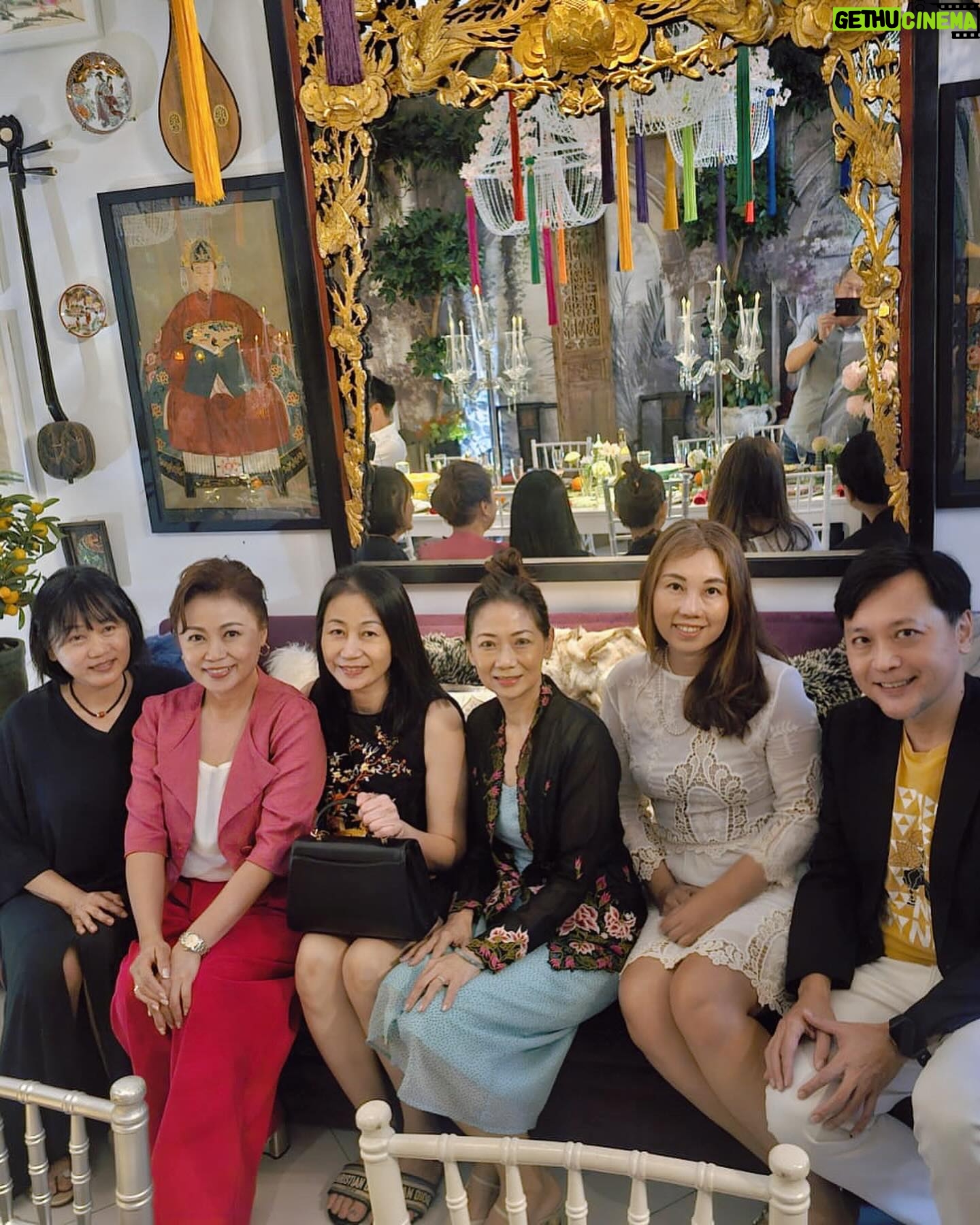 Xiang Yun - 1.9K Likes - 很开心的一个夜晚,与弟妹们一起为之财庆祝生日。
谢谢 @littlesocialsg Dennes 和 Danial为我们精心准备的各种精致娘惹菜色、扣肉包、还有清爽美味的 #捞起魚生 及香郁甜中带咸的#cendol 。。
#娘惹私房盛宴 #色香味俱全 #littlesocialsg