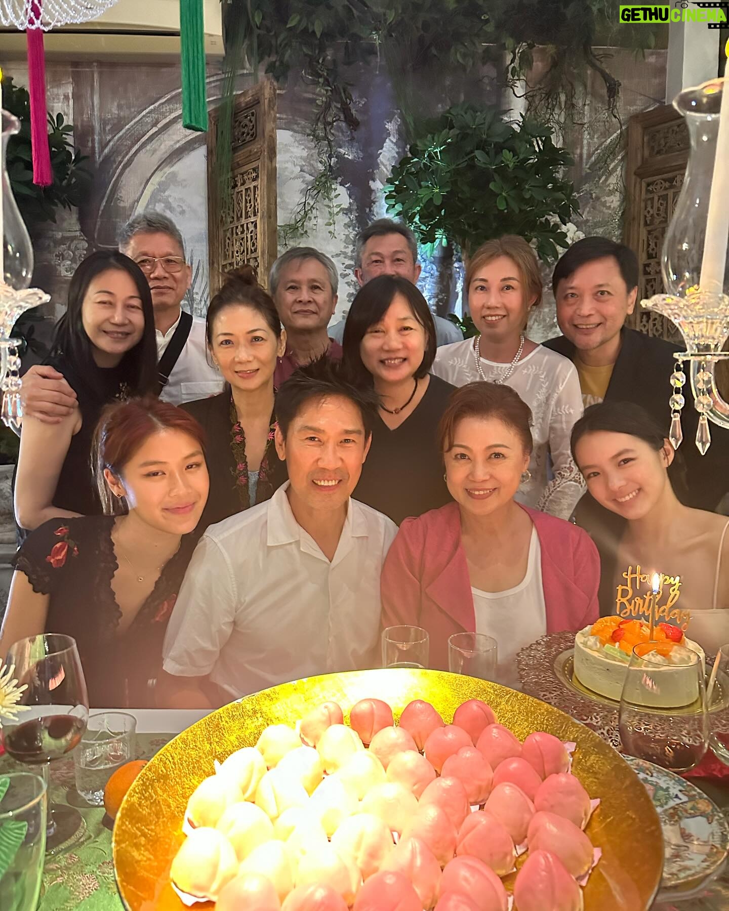Xiang Yun - 1.9K Likes - 很开心的一个夜晚,与弟妹们一起为之财庆祝生日。
谢谢 @littlesocialsg Dennes 和 Danial为我们精心准备的各种精致娘惹菜色、扣肉包、还有清爽美味的 #捞起魚生 及香郁甜中带咸的#cendol 。。
#娘惹私房盛宴 #色香味俱全 #littlesocialsg