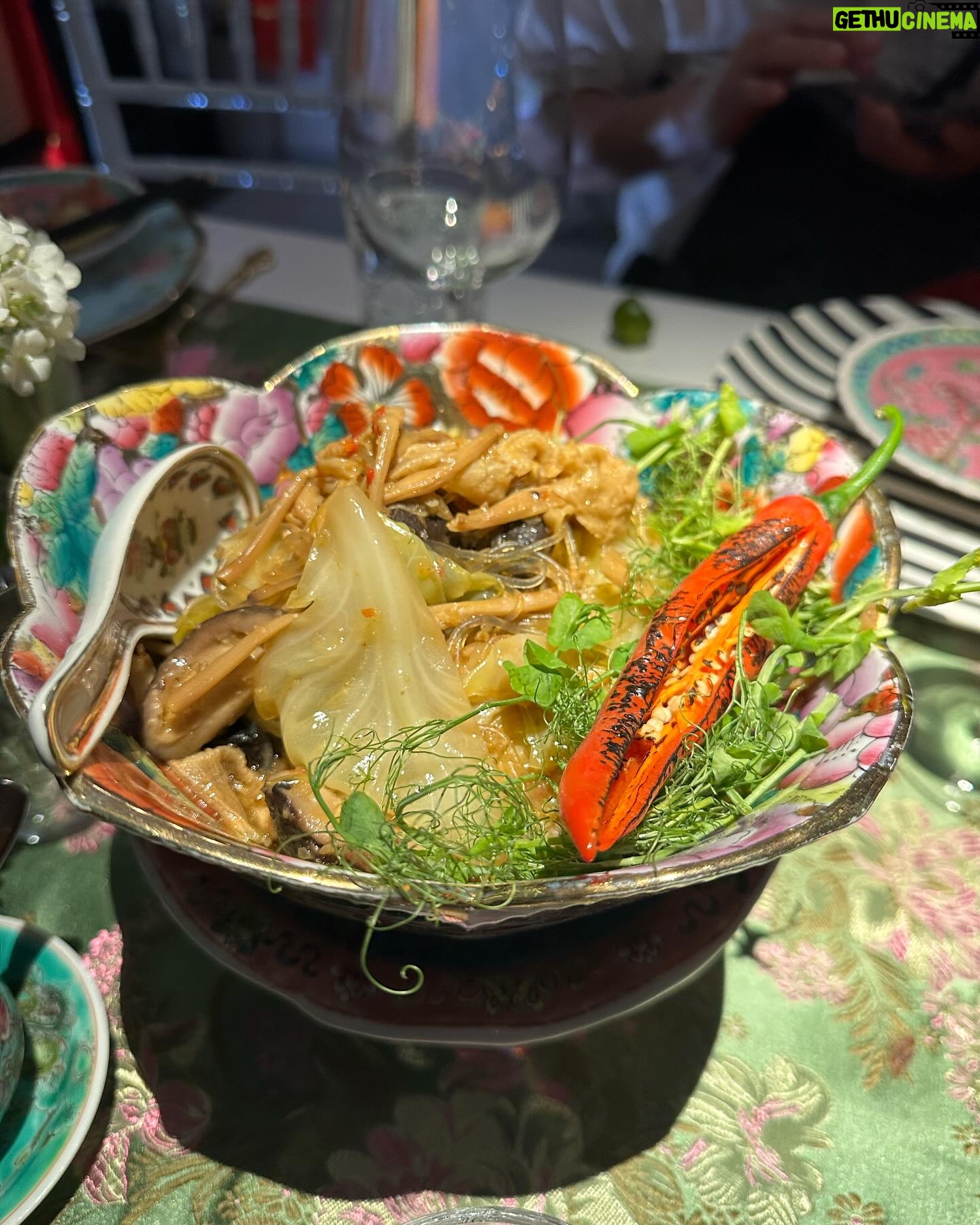 Xiang Yun - 1.9K Likes - 很开心的一个夜晚,与弟妹们一起为之财庆祝生日。
谢谢 @littlesocialsg Dennes 和 Danial为我们精心准备的各种精致娘惹菜色、扣肉包、还有清爽美味的 #捞起魚生 及香郁甜中带咸的#cendol 。。
#娘惹私房盛宴 #色香味俱全 #littlesocialsg