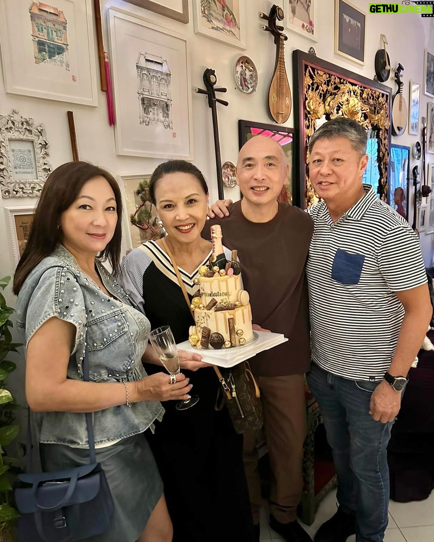 Xiang Yun - 1.9K Likes - 感谢Denise n Daniel @littlesocialsg 的热情款待,让我们資深演员和好友们难得欢聚一堂🥳
美味佳餚,好友相聚,玩的不亦乐乎,夫復何求😍❤️
謝謝你们每一位的到來和爱心祝福🙏
#感谢感恩感激❤️
#大家要身体健康哦
#滿滿的正能量
#友谊长长久久❤️
#祝各位有个美好的周末
#活在当下珍惜拥有
#爱你们
@sai_hung_lee
@xiang_yun_
@edmundchen.sg
@raysonttm
@panlinglingg
@shinanhuang
@zoetay10
@chenhanwei1969
@jin.yinji
@huangbiren
@joeyswee9191
@cerlyn1010
@prisceliachan
@richard__low
@choohouren
@verahanitijo
@chewchormeng
@tandeon
@chenhuihui108
@honeypeachsg
@littlesocialsg
