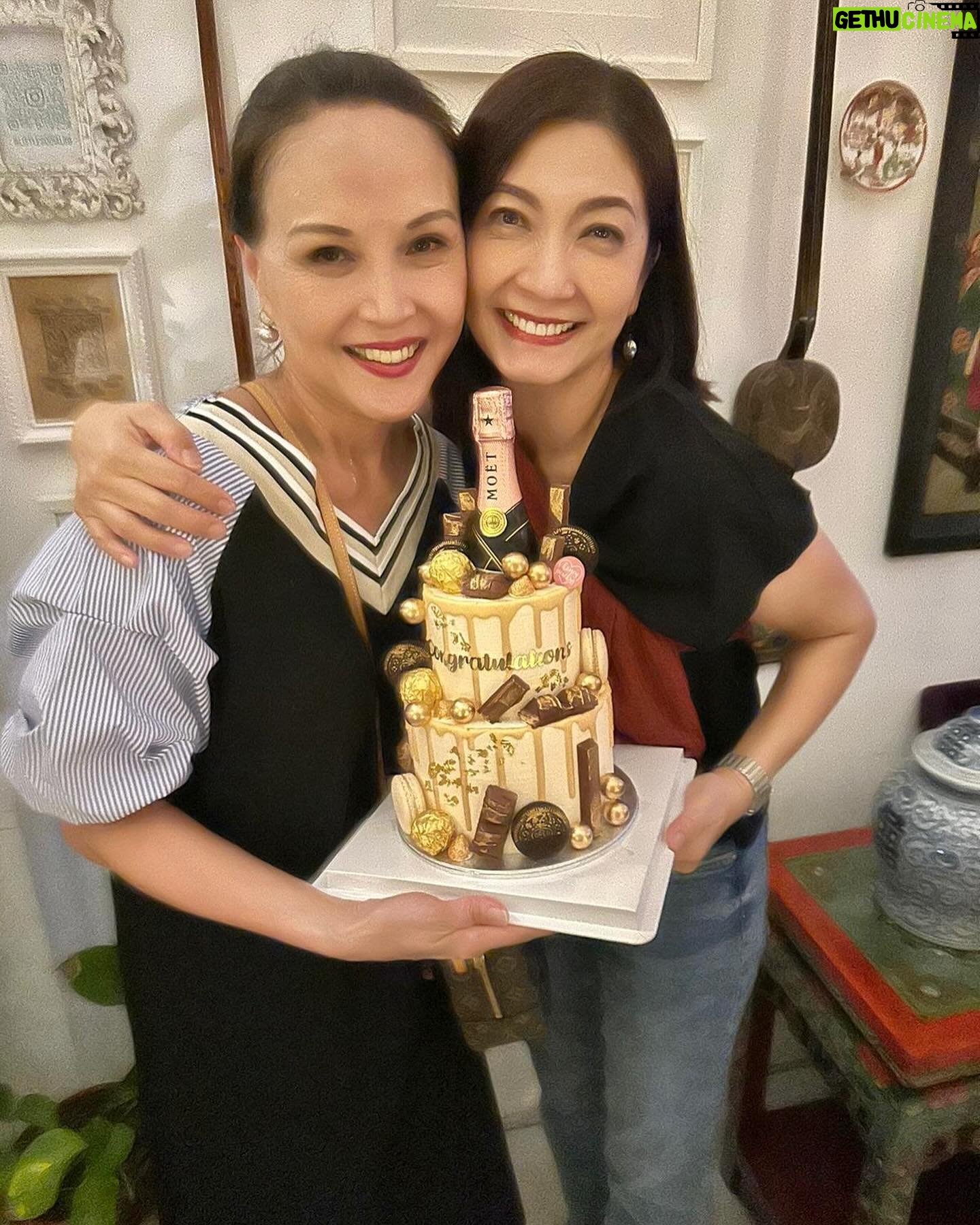 Xiang Yun - 1.9K Likes - 感谢Denise n Daniel @littlesocialsg 的热情款待,让我们資深演员和好友们难得欢聚一堂🥳
美味佳餚,好友相聚,玩的不亦乐乎,夫復何求😍❤️
謝謝你们每一位的到來和爱心祝福🙏
#感谢感恩感激❤️
#大家要身体健康哦
#滿滿的正能量
#友谊长长久久❤️
#祝各位有个美好的周末
#活在当下珍惜拥有
#爱你们
@sai_hung_lee
@xiang_yun_
@edmundchen.sg
@raysonttm
@panlinglingg
@shinanhuang
@zoetay10
@chenhanwei1969
@jin.yinji
@huangbiren
@joeyswee9191
@cerlyn1010
@prisceliachan
@richard__low
@choohouren
@verahanitijo
@chewchormeng
@tandeon
@chenhuihui108
@honeypeachsg
@littlesocialsg