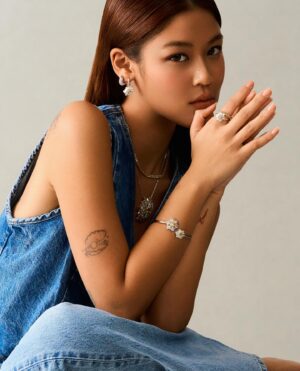 Xiang Yun Instagram - Life doesn’t come with a manual, it comes with a mother 🤍 @swarovski 
#swarovski 
#SwarovskiHyperbola 
#SwarovskiIdyllia 
#SwarovskiMatrix