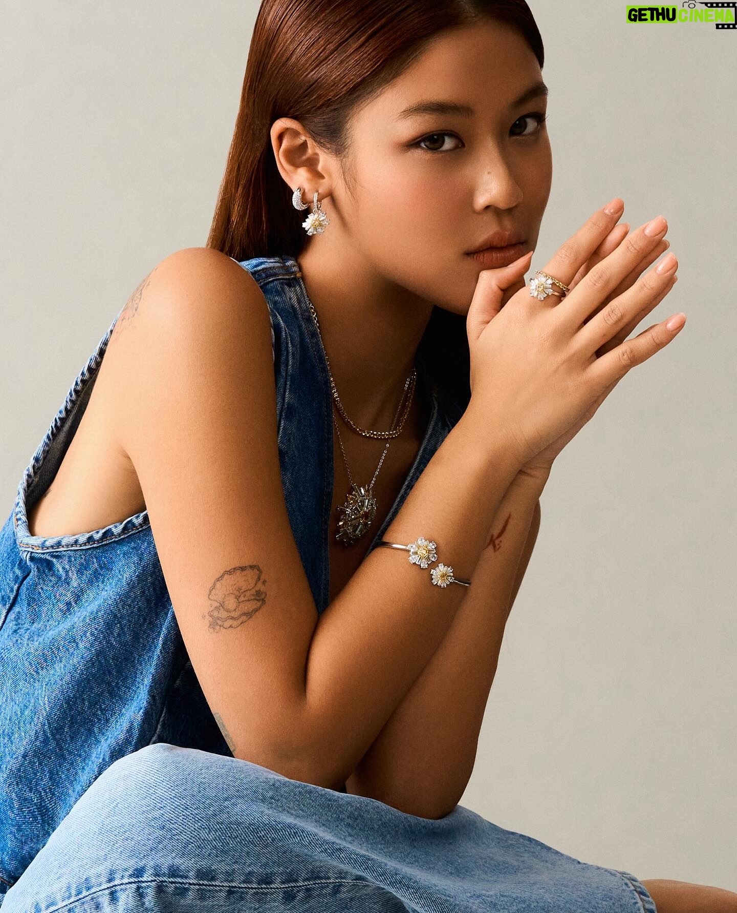Xiang Yun - 4.1K Likes - Life doesn’t come with a manual, it comes with a mother 🤍 @swarovski
#swarovski
#SwarovskiHyperbola
#SwarovskiIdyllia
#SwarovskiMatrix