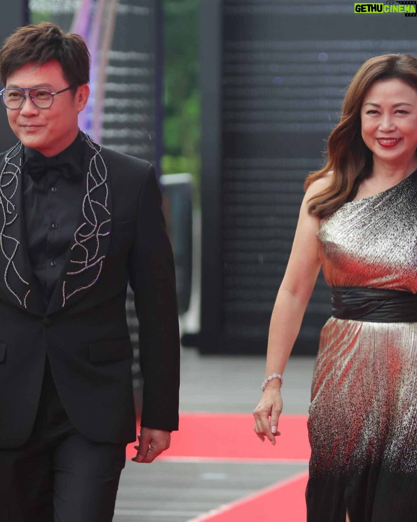 Xiang Yun - 2.5K Likes - 这场颁奖礼就像一个时装秀,男的衣冠楚楚,风度翩翩,女的衣着华丽、光彩照人。。
#红星大奖2024 #staraward2024 #mediacorp #thecelebrityagency
Special thanks to:
Makeup by @andyleemakeup
hair by @instahairloom @calvingan26
Styling by @josiahchua / @reeanndoo
Dress by @marchesafashion
Outer wear by @shanghaitang / @accesscoms
Jewellery by @emperorjewellery
—
Photography by @harpi.sim
And
@francesbeautyclinic
@bodywerkz.sg
@nailperfect.sg
@forfacebody.clinic