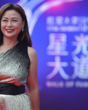 Xiang Yun Instagram - 这场颁奖礼就像一个时装秀，男的衣冠楚楚，风度翩翩，女的衣着华丽、光彩照人。。
#红星大奖2024 #staraward2024 #mediacorp  #thecelebrityagency 
Special thanks to:
Makeup by @andyleemakeup 
hair by @instahairloom  @calvingan26 
Styling by @josiahchua / @reeanndoo
Dress by @marchesafashion
Outer wear by @shanghaitang / @accesscoms
Jewellery by @emperorjewellery
—
Photography by @harpi.sim 
And
@francesbeautyclinic 
@bodywerkz.sg 
@nailperfect.sg
@forfacebody.clinic