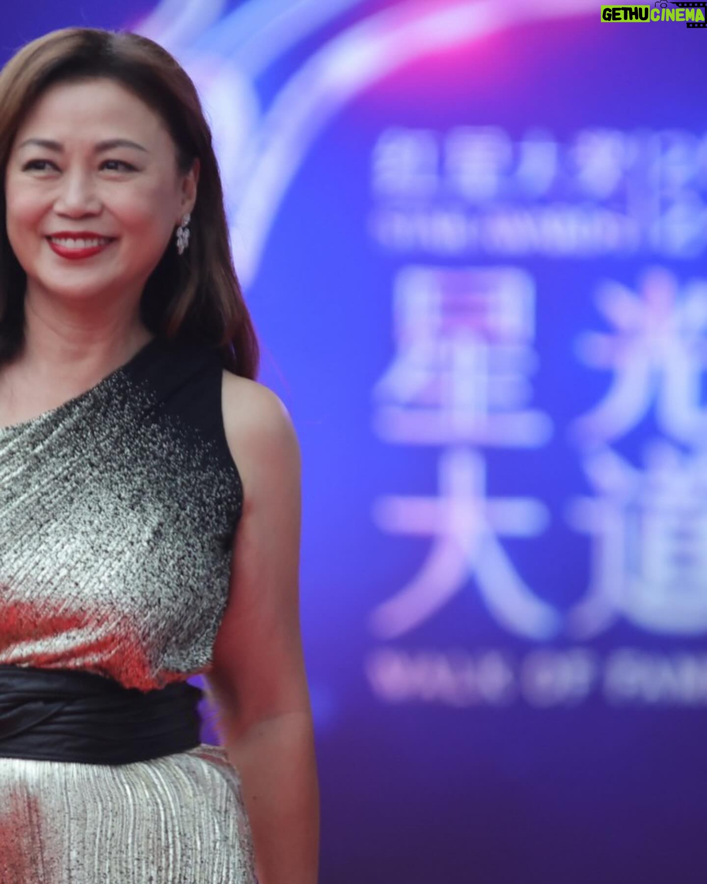 Xiang Yun - 2.5K Likes - 这场颁奖礼就像一个时装秀,男的衣冠楚楚,风度翩翩,女的衣着华丽、光彩照人。。
#红星大奖2024 #staraward2024 #mediacorp #thecelebrityagency
Special thanks to:
Makeup by @andyleemakeup
hair by @instahairloom @calvingan26
Styling by @josiahchua / @reeanndoo
Dress by @marchesafashion
Outer wear by @shanghaitang / @accesscoms
Jewellery by @emperorjewellery
—
Photography by @harpi.sim
And
@francesbeautyclinic
@bodywerkz.sg
@nailperfect.sg
@forfacebody.clinic