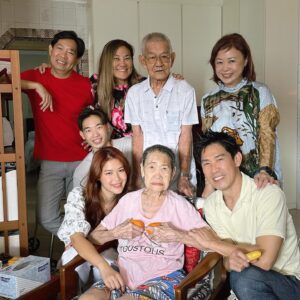 Xiang Yun Instagram - 新年到！新年到！祝大家 龙年大吉，万事如意，身体健康。 huat啊！🍊🍊