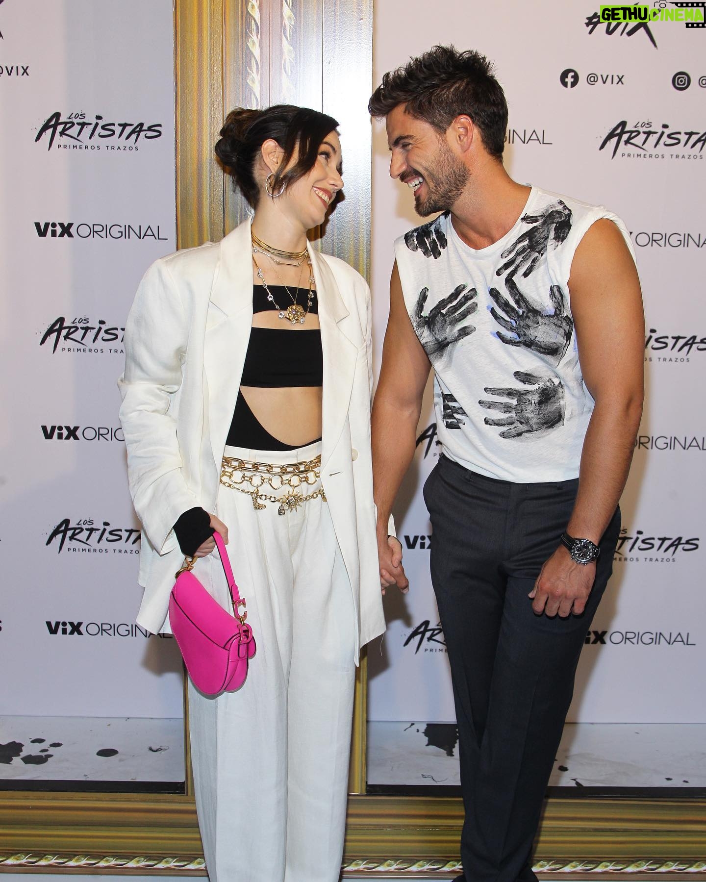 Ximena Romo Instagram - ✨PREMIER “LOS ARTISTAS: Primeros trazos. Me llene de amor y emoción al presentar esta serie. Gracias a todo el equipo de @vix @vixoriginals por hacer este evento tan especial y creativo. Fue muy lindo encontrarme con todas las personas que nos acompañaron, disfrutaron, rieron, aplaudieron y vivieron la tensión del primer capítulo, juntos con nosotrxs. Aprovecho para agradecer a los productores y productoras de esta serie desde España y Miami, que han hecho que la experiencia sea hermosa. Gracias a mis compañeros @maxi_iglesias @reginapavon por acompañarnos tan amorosamente en este viaje. Gracias a mis amigas, amigos y familia que me apoyaron tanto esa noche. Gracias a mi equipo @lizzycancino @cartoo @jerryml1 por trabajar de la mano. A mi RP @brendanavac por el cuidado y el profesionalismo y a todo el equipo de styling @sofyflorees @analumarban por siempre hacerme sentir cómoda y cool. NO SE PIERDAN ESTA SERIE EL 7 DE JULIO POR #vix #losartistasvix *Look alfombra* - Hair: @alejandroiniguezhair - Makeup: @gusbortolotti - Styling: @sofyflorees - Joyería @swarovski @elisheva.and.constance - Body @mugler - Suit @hm - Bolsa: @dior - Zapatos @reginaromero 📸 @adrihamui