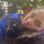 Ximena Romo Instagram – Mis 33 años 🌌 He cargado con mi cruz, ha muerto la antigua versión de mi misma y apenas empiezo a ver a la nueva. Incertidumbre. Ha llegado el momento de la madurez y que sacudida me ha dado. Los oídos no han dejado de zumbar, nunca me había enfermado tanto. El corazón ha tenido que aprender a soltar, a dejar el apego. La mente por fin se ha encontrado con el silencio que parece mitigar todo el ruido. Quiero renacer, empezar de nuevo, alejarme para encontrarme y volverme experta en esto que le llaman vida 🫀🫁🧠

✨No hubiera logrado salir de este año sin las personas que me rodearon. Amistades que se refuerzan con las acciones de lealtad y amor. Nuevas personas que entran a mi vida para demostrar que sí existen quienes creen en darte un abrazo cuando más lo necesitas. Reconocer a mi familia elegida. Los que veo poco, pero siempre es como si nunca nos dejáramos de ver. Mejores amigos y amigas que están a una llamada de distancia, un desayuno, un café, una salida loca. Les amo con todo mi corazón, GRACIAS, GRACIAS, GRACIAS, por su presencia hermosa en mi vida, por el apoyo y soporte que fueron para mí este año de putada. Espero poder regresarles todo el amor que me han dado, porque son lo más importante que tengo y  me hacen de mi vida algo hermoso 🫂