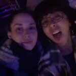 Ximena Romo Instagram – Mis 33 años 🌌 He cargado con mi cruz, ha muerto la antigua versión de mi misma y apenas empiezo a ver a la nueva. Incertidumbre. Ha llegado el momento de la madurez y que sacudida me ha dado. Los oídos no han dejado de zumbar, nunca me había enfermado tanto. El corazón ha tenido que aprender a soltar, a dejar el apego. La mente por fin se ha encontrado con el silencio que parece mitigar todo el ruido. Quiero renacer, empezar de nuevo, alejarme para encontrarme y volverme experta en esto que le llaman vida 🫀🫁🧠

✨No hubiera logrado salir de este año sin las personas que me rodearon. Amistades que se refuerzan con las acciones de lealtad y amor. Nuevas personas que entran a mi vida para demostrar que sí existen quienes creen en darte un abrazo cuando más lo necesitas. Reconocer a mi familia elegida. Los que veo poco, pero siempre es como si nunca nos dejáramos de ver. Mejores amigos y amigas que están a una llamada de distancia, un desayuno, un café, una salida loca. Les amo con todo mi corazón, GRACIAS, GRACIAS, GRACIAS, por su presencia hermosa en mi vida, por el apoyo y soporte que fueron para mí este año de putada. Espero poder regresarles todo el amor que me han dado, porque son lo más importante que tengo y  me hacen de mi vida algo hermoso 🫂