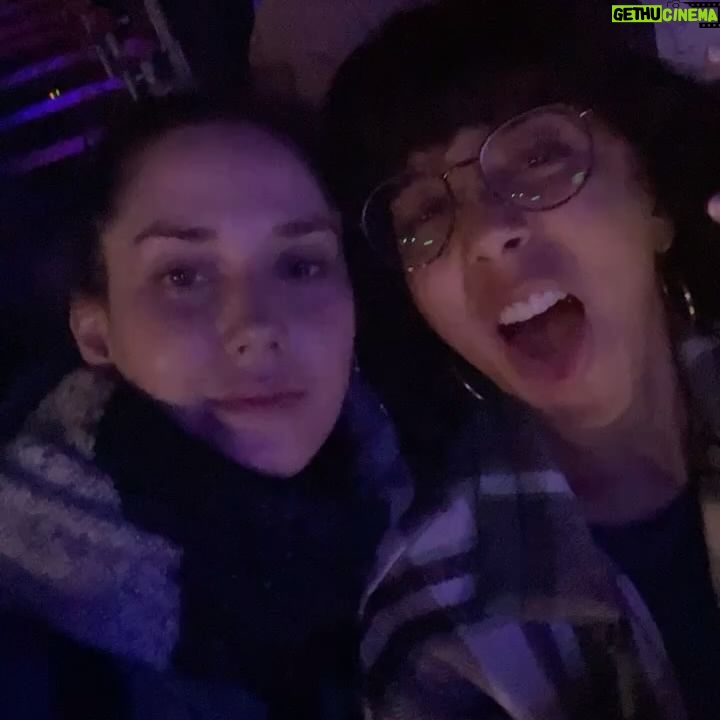 Ximena Romo Instagram - Mis 33 años 🌌 He cargado con mi cruz, ha muerto la antigua versión de mi misma y apenas empiezo a ver a la nueva. Incertidumbre. Ha llegado el momento de la madurez y que sacudida me ha dado. Los oídos no han dejado de zumbar, nunca me había enfermado tanto. El corazón ha tenido que aprender a soltar, a dejar el apego. La mente por fin se ha encontrado con el silencio que parece mitigar todo el ruido. Quiero renacer, empezar de nuevo, alejarme para encontrarme y volverme experta en esto que le llaman vida 🫀🫁🧠 ✨No hubiera logrado salir de este año sin las personas que me rodearon. Amistades que se refuerzan con las acciones de lealtad y amor. Nuevas personas que entran a mi vida para demostrar que sí existen quienes creen en darte un abrazo cuando más lo necesitas. Reconocer a mi familia elegida. Los que veo poco, pero siempre es como si nunca nos dejáramos de ver. Mejores amigos y amigas que están a una llamada de distancia, un desayuno, un café, una salida loca. Les amo con todo mi corazón, GRACIAS, GRACIAS, GRACIAS, por su presencia hermosa en mi vida, por el apoyo y soporte que fueron para mí este año de putada. Espero poder regresarles todo el amor que me han dado, porque son lo más importante que tengo y me hacen de mi vida algo hermoso 🫂