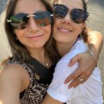 Ximena Romo Instagram – Mis 33 años 🌌 He cargado con mi cruz, ha muerto la antigua versión de mi misma y apenas empiezo a ver a la nueva. Incertidumbre. Ha llegado el momento de la madurez y que sacudida me ha dado. Los oídos no han dejado de zumbar, nunca me había enfermado tanto. El corazón ha tenido que aprender a soltar, a dejar el apego. La mente por fin se ha encontrado con el silencio que parece mitigar todo el ruido. Quiero renacer, empezar de nuevo, alejarme para encontrarme y volverme experta en esto que le llaman vida 🫀🫁🧠
✨No hubiera logrado salir de este año sin las personas que me rodearon. Amistades que se refuerzan con las acciones de lealtad y amor. Nuevas personas que entran a mi vida para demostrar que sí existen quienes creen en darte un abrazo cuando más lo necesitas. Reconocer a mi familia elegida. Los que veo poco, pero siempre es como si nunca nos dejáramos de ver. Mejores amigos y amigas que están a una llamada de distancia, un desayuno, un café, una salida loca. Les amo con todo mi corazón, GRACIAS, GRACIAS, GRACIAS, por su presencia hermosa en mi vida, por el apoyo y soporte que fueron para mí este año de putada. Espero poder regresarles todo el amor que me han dado, porque son lo más importante que tengo y me hacen de mi vida algo hermoso 🫂