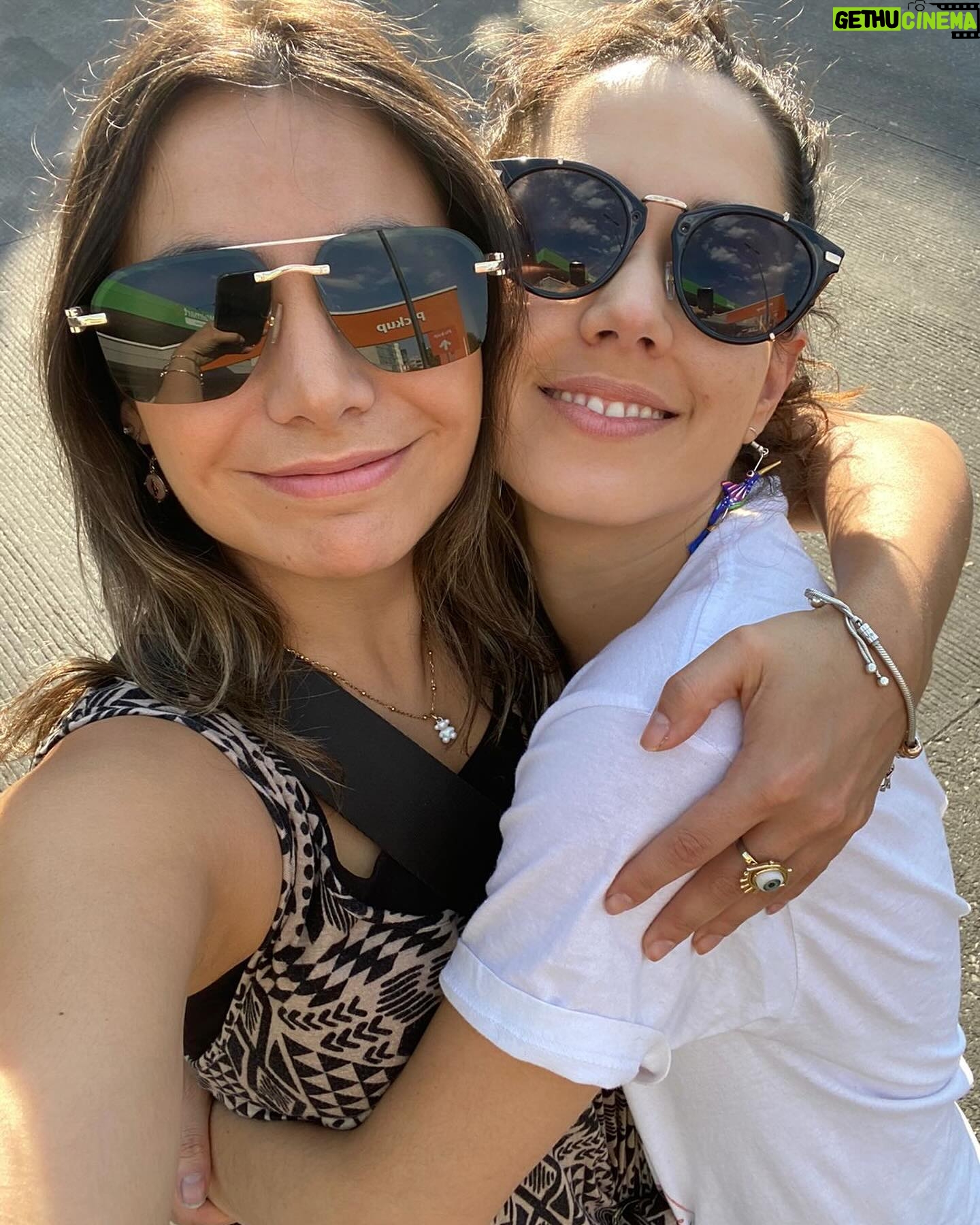 Ximena Romo Instagram - Mis 33 años 🌌 He cargado con mi cruz, ha muerto la antigua versión de mi misma y apenas empiezo a ver a la nueva. Incertidumbre. Ha llegado el momento de la madurez y que sacudida me ha dado. Los oídos no han dejado de zumbar, nunca me había enfermado tanto. El corazón ha tenido que aprender a soltar, a dejar el apego. La mente por fin se ha encontrado con el silencio que parece mitigar todo el ruido. Quiero renacer, empezar de nuevo, alejarme para encontrarme y volverme experta en esto que le llaman vida 🫀🫁🧠 ✨No hubiera logrado salir de este año sin las personas que me rodearon. Amistades que se refuerzan con las acciones de lealtad y amor. Nuevas personas que entran a mi vida para demostrar que sí existen quienes creen en darte un abrazo cuando más lo necesitas. Reconocer a mi familia elegida. Los que veo poco, pero siempre es como si nunca nos dejáramos de ver. Mejores amigos y amigas que están a una llamada de distancia, un desayuno, un café, una salida loca. Les amo con todo mi corazón, GRACIAS, GRACIAS, GRACIAS, por su presencia hermosa en mi vida, por el apoyo y soporte que fueron para mí este año de putada. Espero poder regresarles todo el amor que me han dado, porque son lo más importante que tengo y me hacen de mi vida algo hermoso 🫂