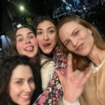 Ximena Romo Instagram – Mis 33 años 🌌 He cargado con mi cruz, ha muerto la antigua versión de mi misma y apenas empiezo a ver a la nueva. Incertidumbre. Ha llegado el momento de la madurez y que sacudida me ha dado. Los oídos no han dejado de zumbar, nunca me había enfermado tanto. El corazón ha tenido que aprender a soltar, a dejar el apego. La mente por fin se ha encontrado con el silencio que parece mitigar todo el ruido. Quiero renacer, empezar de nuevo, alejarme para encontrarme y volverme experta en esto que le llaman vida 🫀🫁🧠

✨No hubiera logrado salir de este año sin las personas que me rodearon. Amistades que se refuerzan con las acciones de lealtad y amor. Nuevas personas que entran a mi vida para demostrar que sí existen quienes creen en darte un abrazo cuando más lo necesitas. Reconocer a mi familia elegida. Los que veo poco, pero siempre es como si nunca nos dejáramos de ver. Mejores amigos y amigas que están a una llamada de distancia, un desayuno, un café, una salida loca. Les amo con todo mi corazón, GRACIAS, GRACIAS, GRACIAS, por su presencia hermosa en mi vida, por el apoyo y soporte que fueron para mí este año de putada. Espero poder regresarles todo el amor que me han dado, porque son lo más importante que tengo y  me hacen de mi vida algo hermoso 🫂