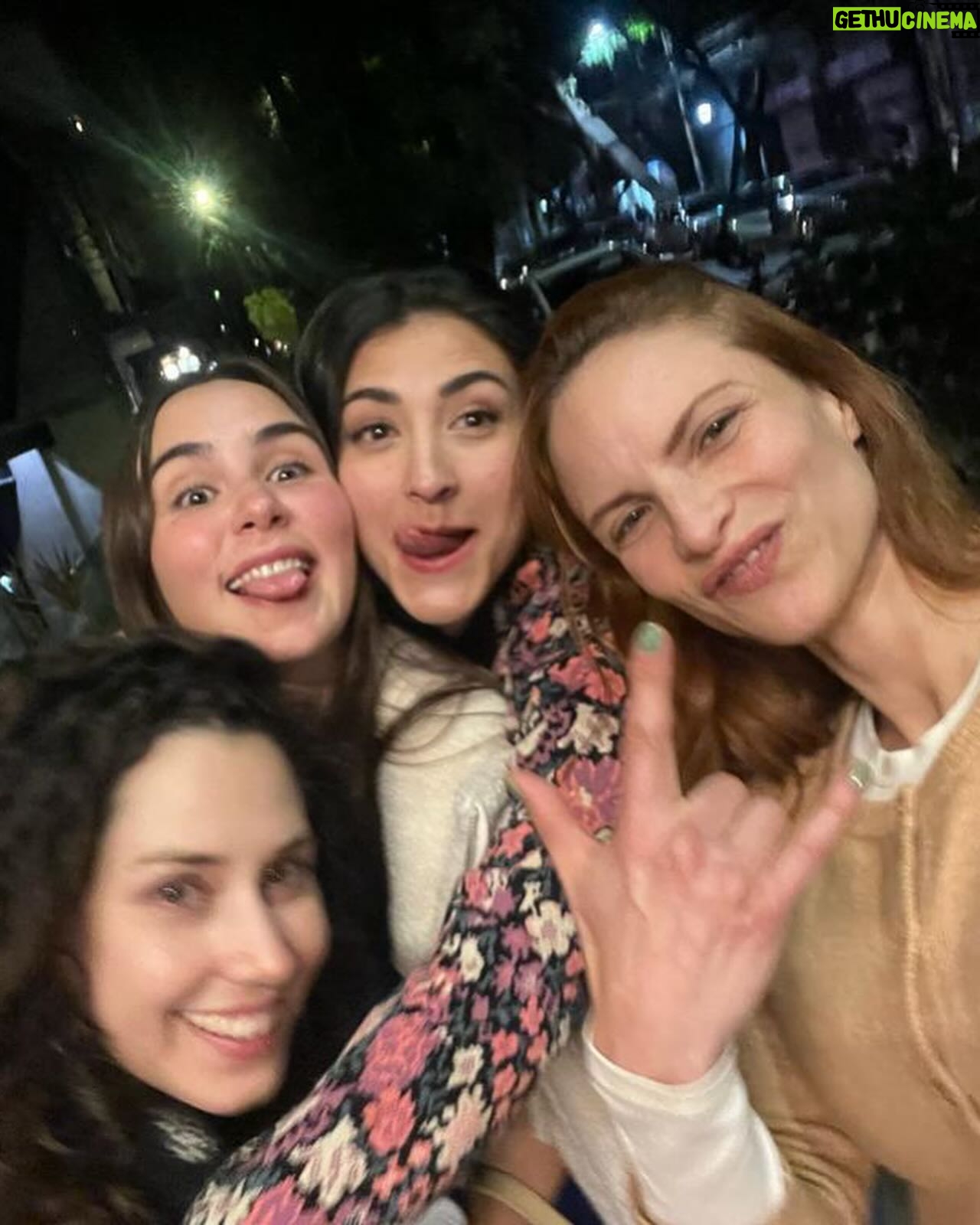 Ximena Romo Instagram - Mis 33 años 🌌 He cargado con mi cruz, ha muerto la antigua versión de mi misma y apenas empiezo a ver a la nueva. Incertidumbre. Ha llegado el momento de la madurez y que sacudida me ha dado. Los oídos no han dejado de zumbar, nunca me había enfermado tanto. El corazón ha tenido que aprender a soltar, a dejar el apego. La mente por fin se ha encontrado con el silencio que parece mitigar todo el ruido. Quiero renacer, empezar de nuevo, alejarme para encontrarme y volverme experta en esto que le llaman vida 🫀🫁🧠 ✨No hubiera logrado salir de este año sin las personas que me rodearon. Amistades que se refuerzan con las acciones de lealtad y amor. Nuevas personas que entran a mi vida para demostrar que sí existen quienes creen en darte un abrazo cuando más lo necesitas. Reconocer a mi familia elegida. Los que veo poco, pero siempre es como si nunca nos dejáramos de ver. Mejores amigos y amigas que están a una llamada de distancia, un desayuno, un café, una salida loca. Les amo con todo mi corazón, GRACIAS, GRACIAS, GRACIAS, por su presencia hermosa en mi vida, por el apoyo y soporte que fueron para mí este año de putada. Espero poder regresarles todo el amor que me han dado, porque son lo más importante que tengo y me hacen de mi vida algo hermoso 🫂