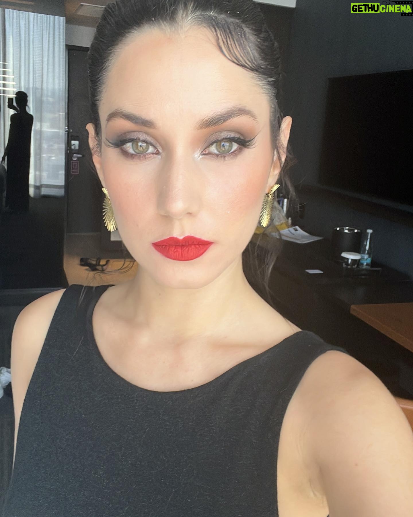 Ximena Romo Instagram - Ser jurado del @premiomaguey en esta edición del @ficg ha sido una de las experiencias más lindas y acogedoras que he tenido en un festival. Me cuesta trabajo pensar que solo unas cuantas películas merecen un premio porque en cada una que me tocó ver reconozco voces y visiones únicas que tienen valor y merecen reconocimiento. Sin embargo, el festival tiene una sensación fuerte de compañerismo y de ser parte de un colectivo que apuesta por las historias y el arte cinematográfico. Gracias especiales a mis compañeres de jurado @adrian.silvestre y @erendiritas quienes fueron la mejor compañía y equipo que pude haber deseado. Gracias @classicarolina por cuidarnos en este viaje. Amé ver a la gente con la que he compartido este camino y a tantas otras que me inspiran. El @ficg se siente como mi casa. Gracias por hacerme parte. Vestido: @olmosyflores Maquillaje: @fatimamorenomakeup Peinado: @charlycabraleshair