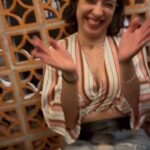 Ximena Romo Instagram – Mis 33 años 🌌 He cargado con mi cruz, ha muerto la antigua versión de mi misma y apenas empiezo a ver a la nueva. Incertidumbre. Ha llegado el momento de la madurez y que sacudida me ha dado. Los oídos no han dejado de zumbar, nunca me había enfermado tanto. El corazón ha tenido que aprender a soltar, a dejar el apego. La mente por fin se ha encontrado con el silencio que parece mitigar todo el ruido. Quiero renacer, empezar de nuevo, alejarme para encontrarme y volverme experta en esto que le llaman vida 🫀🫁🧠

✨No hubiera logrado salir de este año sin las personas que me rodearon. Amistades que se refuerzan con las acciones de lealtad y amor. Nuevas personas que entran a mi vida para demostrar que sí existen quienes creen en darte un abrazo cuando más lo necesitas. Reconocer a mi familia elegida. Los que veo poco, pero siempre es como si nunca nos dejáramos de ver. Mejores amigos y amigas que están a una llamada de distancia, un desayuno, un café, una salida loca. Les amo con todo mi corazón, GRACIAS, GRACIAS, GRACIAS, por su presencia hermosa en mi vida, por el apoyo y soporte que fueron para mí este año de putada. Espero poder regresarles todo el amor que me han dado, porque son lo más importante que tengo y  me hacen de mi vida algo hermoso 🫂