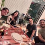Ximena Romo Instagram - Mis 33 años 🌌 He cargado con mi cruz, ha muerto la antigua versión de mi misma y apenas empiezo a ver a la nueva. Incertidumbre. Ha llegado el momento de la madurez y que sacudida me ha dado. Los oídos no han dejado de zumbar, nunca me había enfermado tanto. El corazón ha tenido que aprender a soltar, a dejar el apego. La mente por fin se ha encontrado con el silencio que parece mitigar todo el ruido. Quiero renacer, empezar de nuevo, alejarme para encontrarme y volverme experta en esto que le llaman vida 🫀🫁🧠 ✨No hubiera logrado salir de este año sin las personas que me rodearon. Amistades que se refuerzan con las acciones de lealtad y amor. Nuevas personas que entran a mi vida para demostrar que sí existen quienes creen en darte un abrazo cuando más lo necesitas. Reconocer a mi familia elegida. Los que veo poco, pero siempre es como si nunca nos dejáramos de ver. Mejores amigos y amigas que están a una llamada de distancia, un desayuno, un café, una salida loca. Les amo con todo mi corazón, GRACIAS, GRACIAS, GRACIAS, por su presencia hermosa en mi vida, por el apoyo y soporte que fueron para mí este año de putada. Espero poder regresarles todo el amor que me han dado, porque son lo más importante que tengo y me hacen de mi vida algo hermoso 🫂
