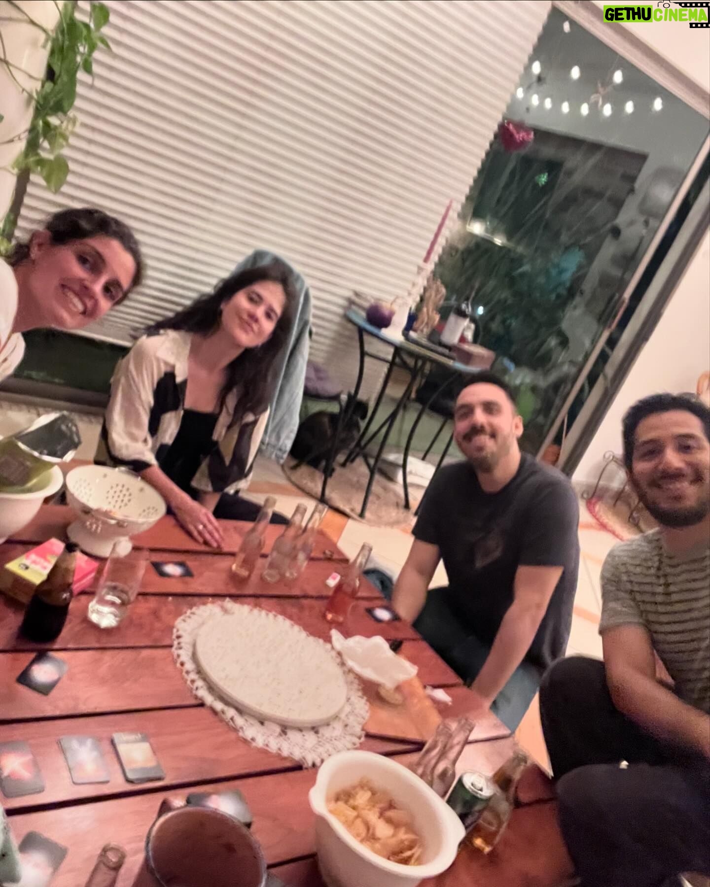 Ximena Romo Instagram - Mis 33 años 🌌 He cargado con mi cruz, ha muerto la antigua versión de mi misma y apenas empiezo a ver a la nueva. Incertidumbre. Ha llegado el momento de la madurez y que sacudida me ha dado. Los oídos no han dejado de zumbar, nunca me había enfermado tanto. El corazón ha tenido que aprender a soltar, a dejar el apego. La mente por fin se ha encontrado con el silencio que parece mitigar todo el ruido. Quiero renacer, empezar de nuevo, alejarme para encontrarme y volverme experta en esto que le llaman vida 🫀🫁🧠 ✨No hubiera logrado salir de este año sin las personas que me rodearon. Amistades que se refuerzan con las acciones de lealtad y amor. Nuevas personas que entran a mi vida para demostrar que sí existen quienes creen en darte un abrazo cuando más lo necesitas. Reconocer a mi familia elegida. Los que veo poco, pero siempre es como si nunca nos dejáramos de ver. Mejores amigos y amigas que están a una llamada de distancia, un desayuno, un café, una salida loca. Les amo con todo mi corazón, GRACIAS, GRACIAS, GRACIAS, por su presencia hermosa en mi vida, por el apoyo y soporte que fueron para mí este año de putada. Espero poder regresarles todo el amor que me han dado, porque son lo más importante que tengo y me hacen de mi vida algo hermoso 🫂