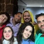 Ximena Romo Instagram - Mis 33 años 🌌 He cargado con mi cruz, ha muerto la antigua versión de mi misma y apenas empiezo a ver a la nueva. Incertidumbre. Ha llegado el momento de la madurez y que sacudida me ha dado. Los oídos no han dejado de zumbar, nunca me había enfermado tanto. El corazón ha tenido que aprender a soltar, a dejar el apego. La mente por fin se ha encontrado con el silencio que parece mitigar todo el ruido. Quiero renacer, empezar de nuevo, alejarme para encontrarme y volverme experta en esto que le llaman vida 🫀🫁🧠 ✨No hubiera logrado salir de este año sin las personas que me rodearon. Amistades que se refuerzan con las acciones de lealtad y amor. Nuevas personas que entran a mi vida para demostrar que sí existen quienes creen en darte un abrazo cuando más lo necesitas. Reconocer a mi familia elegida. Los que veo poco, pero siempre es como si nunca nos dejáramos de ver. Mejores amigos y amigas que están a una llamada de distancia, un desayuno, un café, una salida loca. Les amo con todo mi corazón, GRACIAS, GRACIAS, GRACIAS, por su presencia hermosa en mi vida, por el apoyo y soporte que fueron para mí este año de putada. Espero poder regresarles todo el amor que me han dado, porque son lo más importante que tengo y me hacen de mi vida algo hermoso 🫂