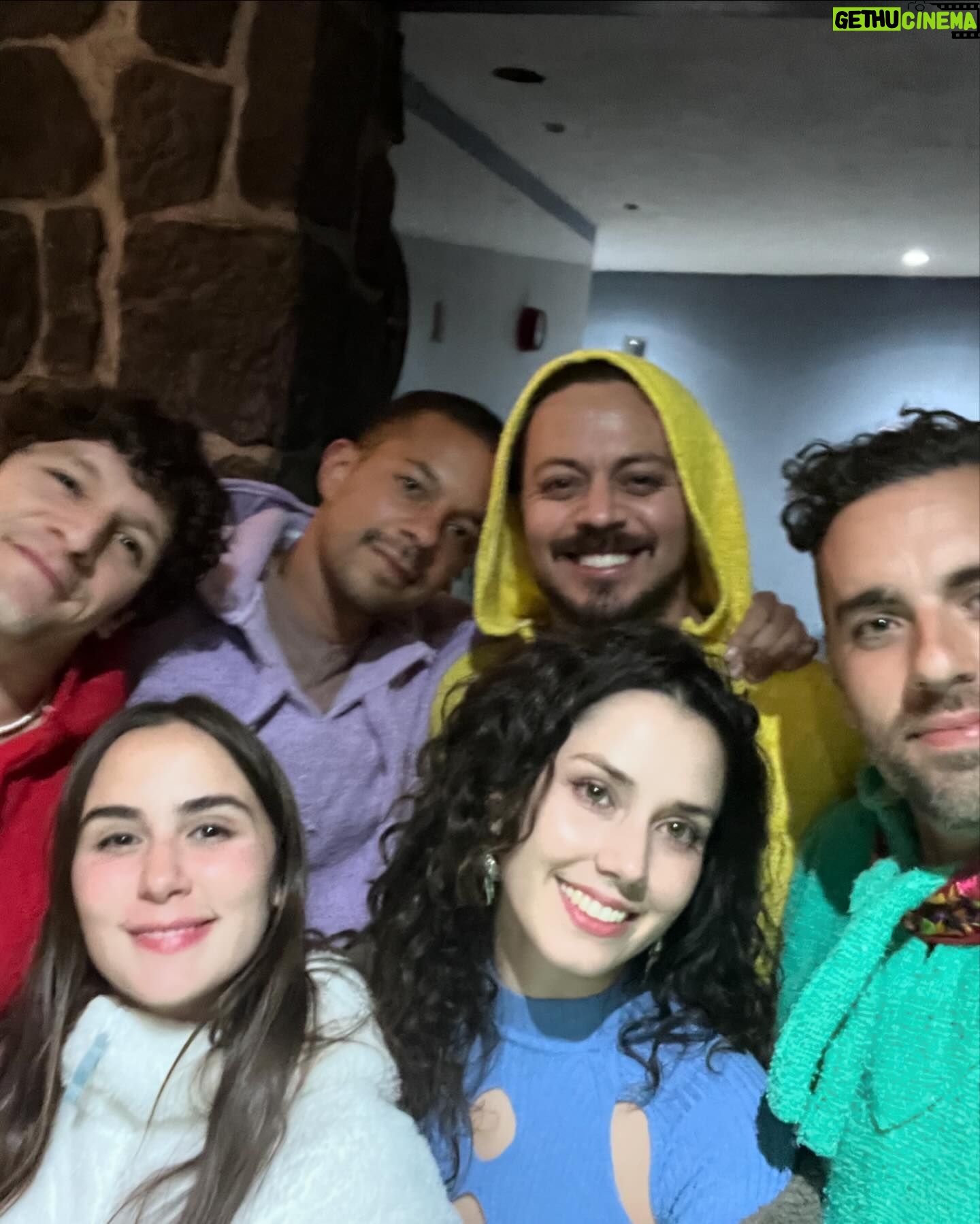 Ximena Romo Instagram - Mis 33 años 🌌 He cargado con mi cruz, ha muerto la antigua versión de mi misma y apenas empiezo a ver a la nueva. Incertidumbre. Ha llegado el momento de la madurez y que sacudida me ha dado. Los oídos no han dejado de zumbar, nunca me había enfermado tanto. El corazón ha tenido que aprender a soltar, a dejar el apego. La mente por fin se ha encontrado con el silencio que parece mitigar todo el ruido. Quiero renacer, empezar de nuevo, alejarme para encontrarme y volverme experta en esto que le llaman vida 🫀🫁🧠 ✨No hubiera logrado salir de este año sin las personas que me rodearon. Amistades que se refuerzan con las acciones de lealtad y amor. Nuevas personas que entran a mi vida para demostrar que sí existen quienes creen en darte un abrazo cuando más lo necesitas. Reconocer a mi familia elegida. Los que veo poco, pero siempre es como si nunca nos dejáramos de ver. Mejores amigos y amigas que están a una llamada de distancia, un desayuno, un café, una salida loca. Les amo con todo mi corazón, GRACIAS, GRACIAS, GRACIAS, por su presencia hermosa en mi vida, por el apoyo y soporte que fueron para mí este año de putada. Espero poder regresarles todo el amor que me han dado, porque son lo más importante que tengo y me hacen de mi vida algo hermoso 🫂